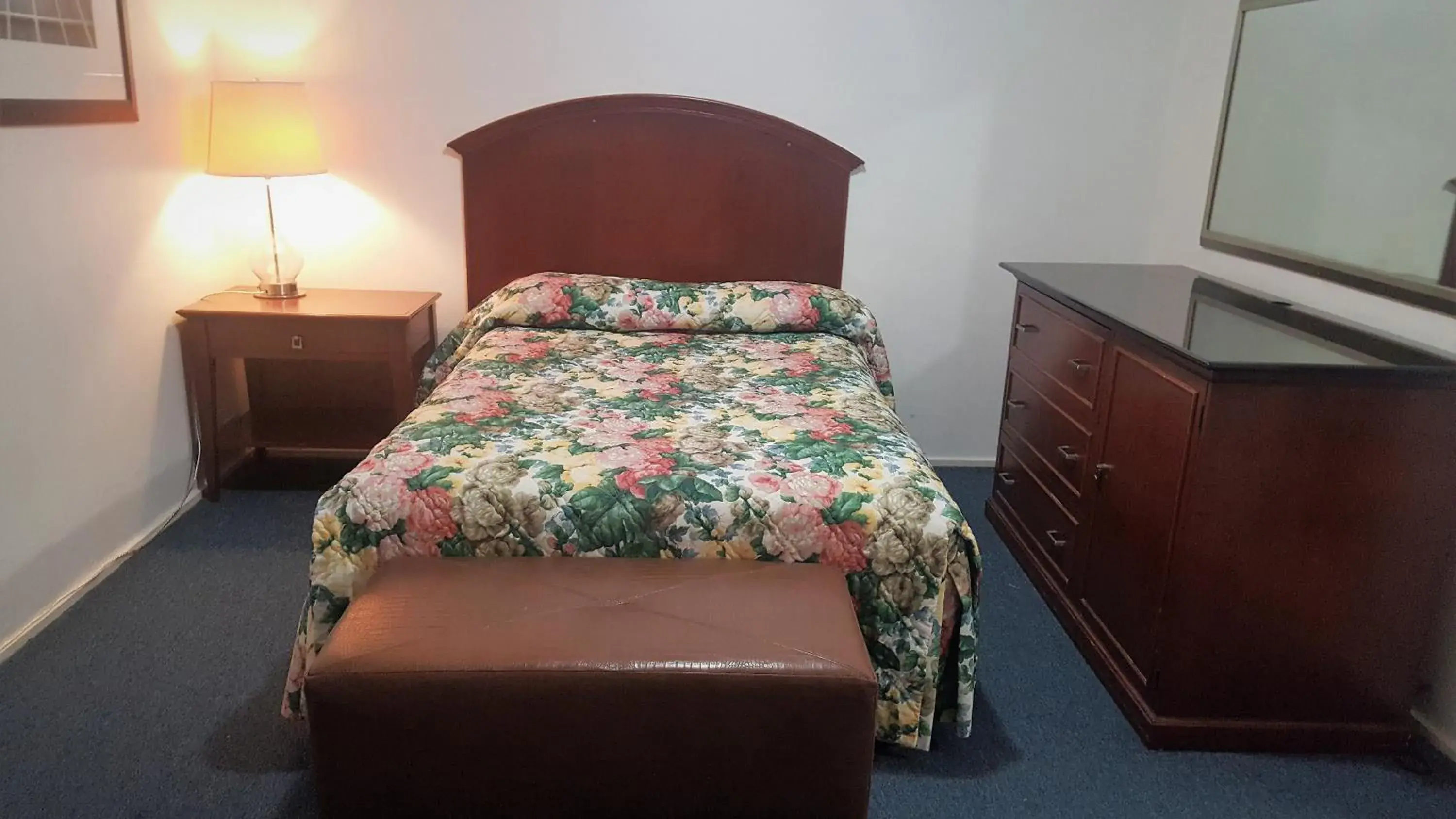 Bedroom, Bed in Monte Carlo Motel