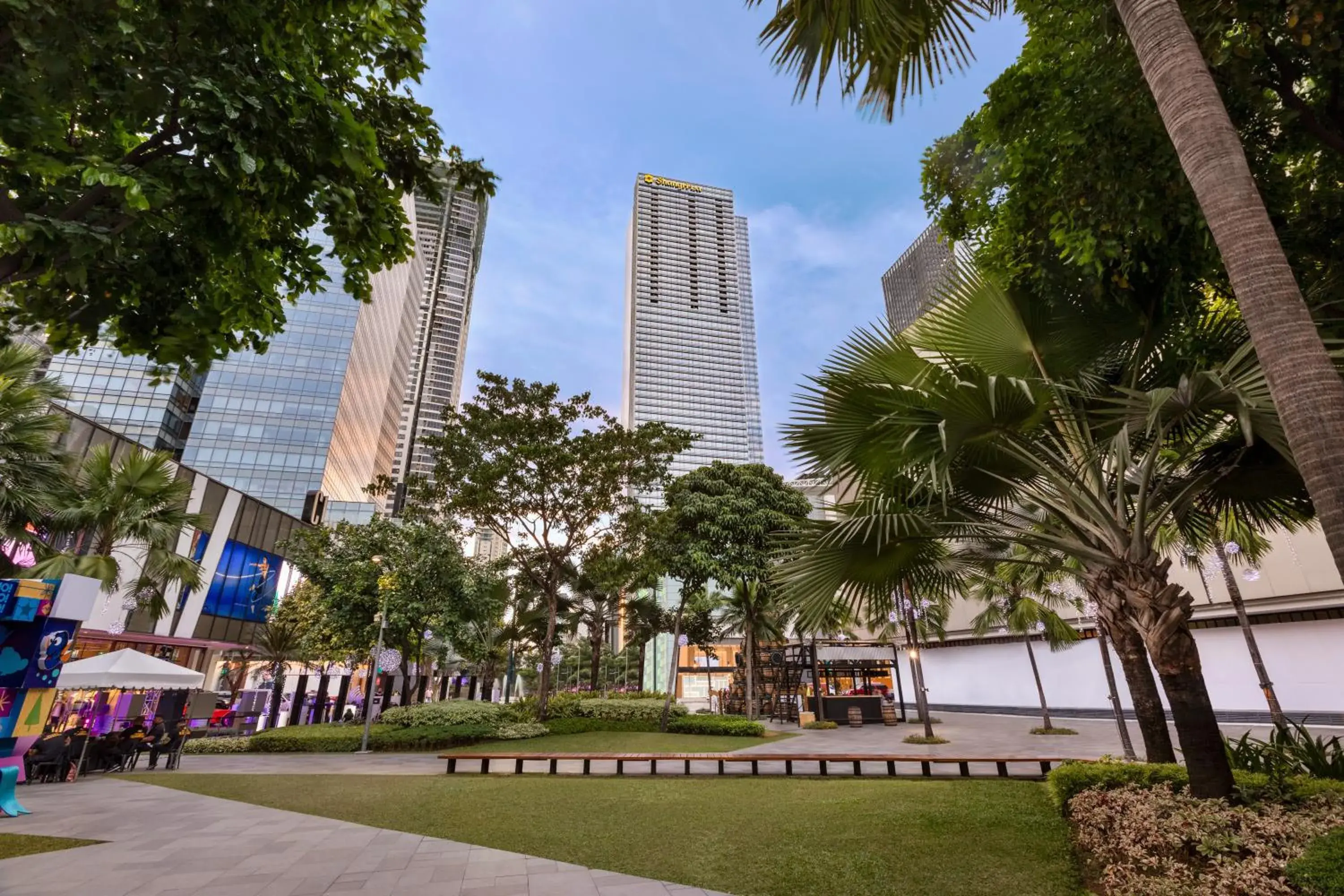 Property building in Shangri-La The Fort, Manila Property building in Shangri-La The Fort, Manila