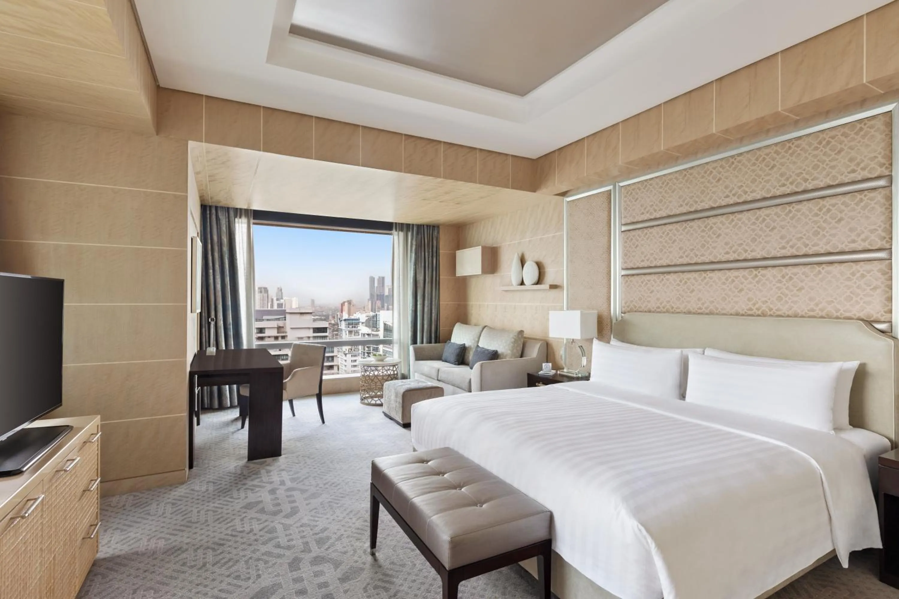 Photo of the whole room, Bed in Shangri-La The Fort, Manila