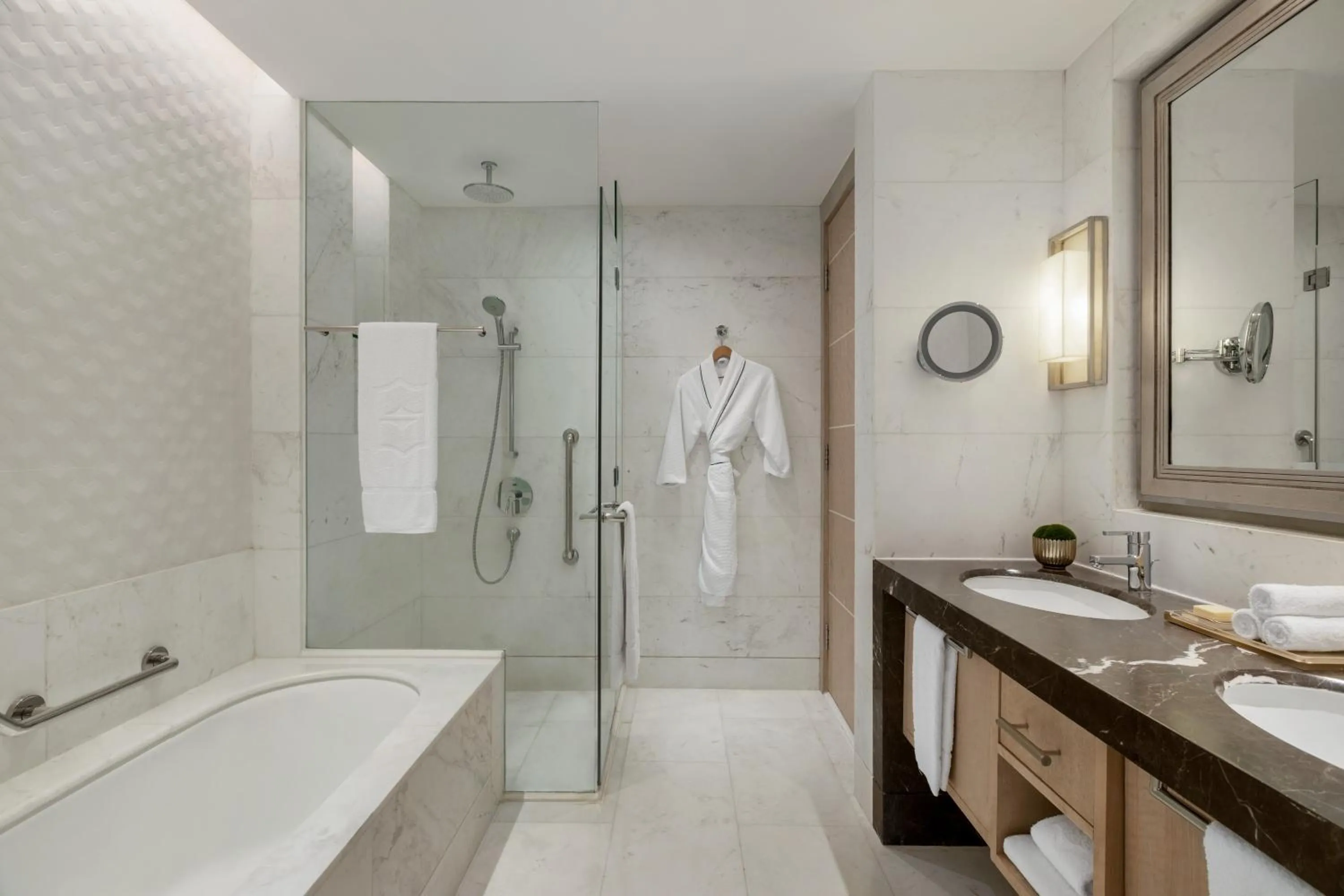 Shower in Shangri-La The Fort, Manila