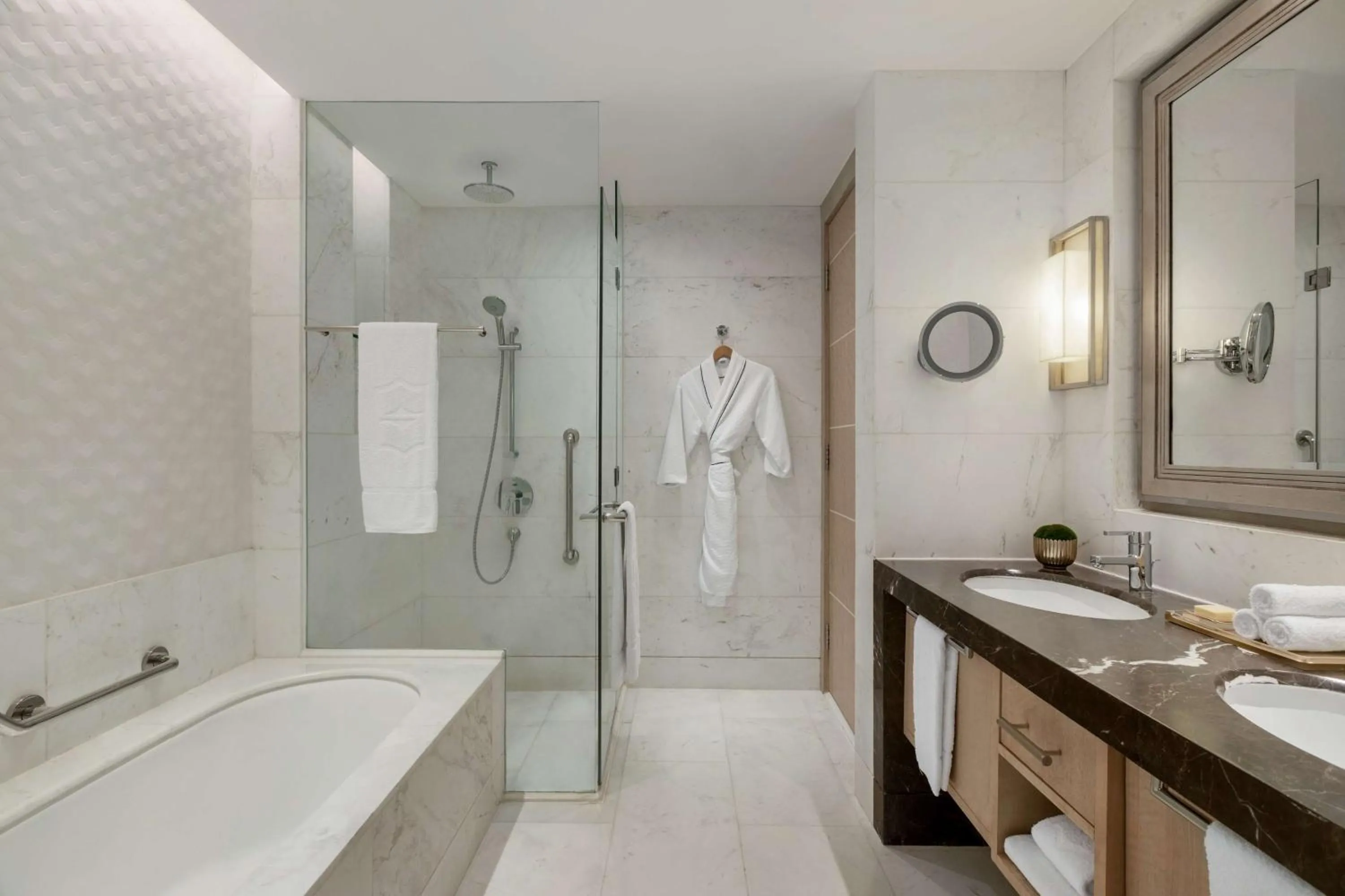 Bathroom in Shangri-La The Fort, Manila