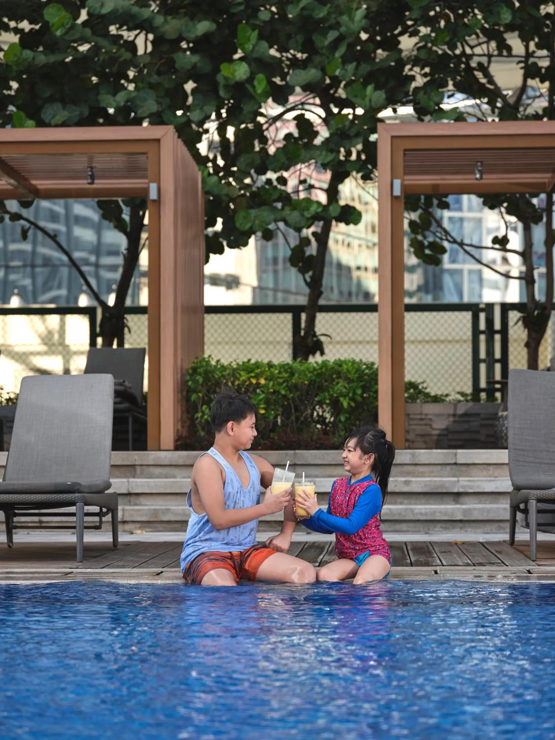 Swimming pool in Shangri-La The Fort, Manila