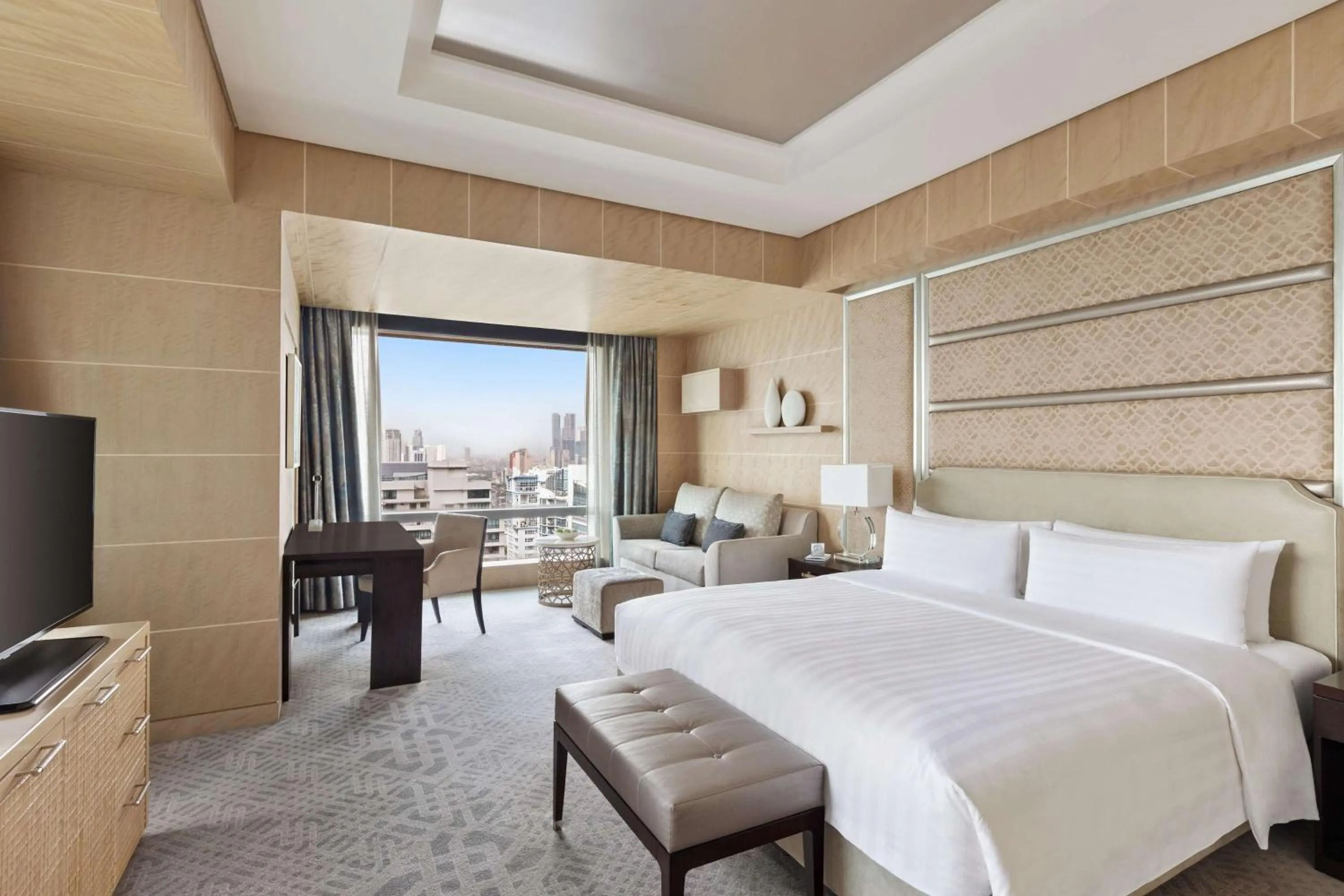 Photo of the whole room, Bed in Shangri-La The Fort, Manila