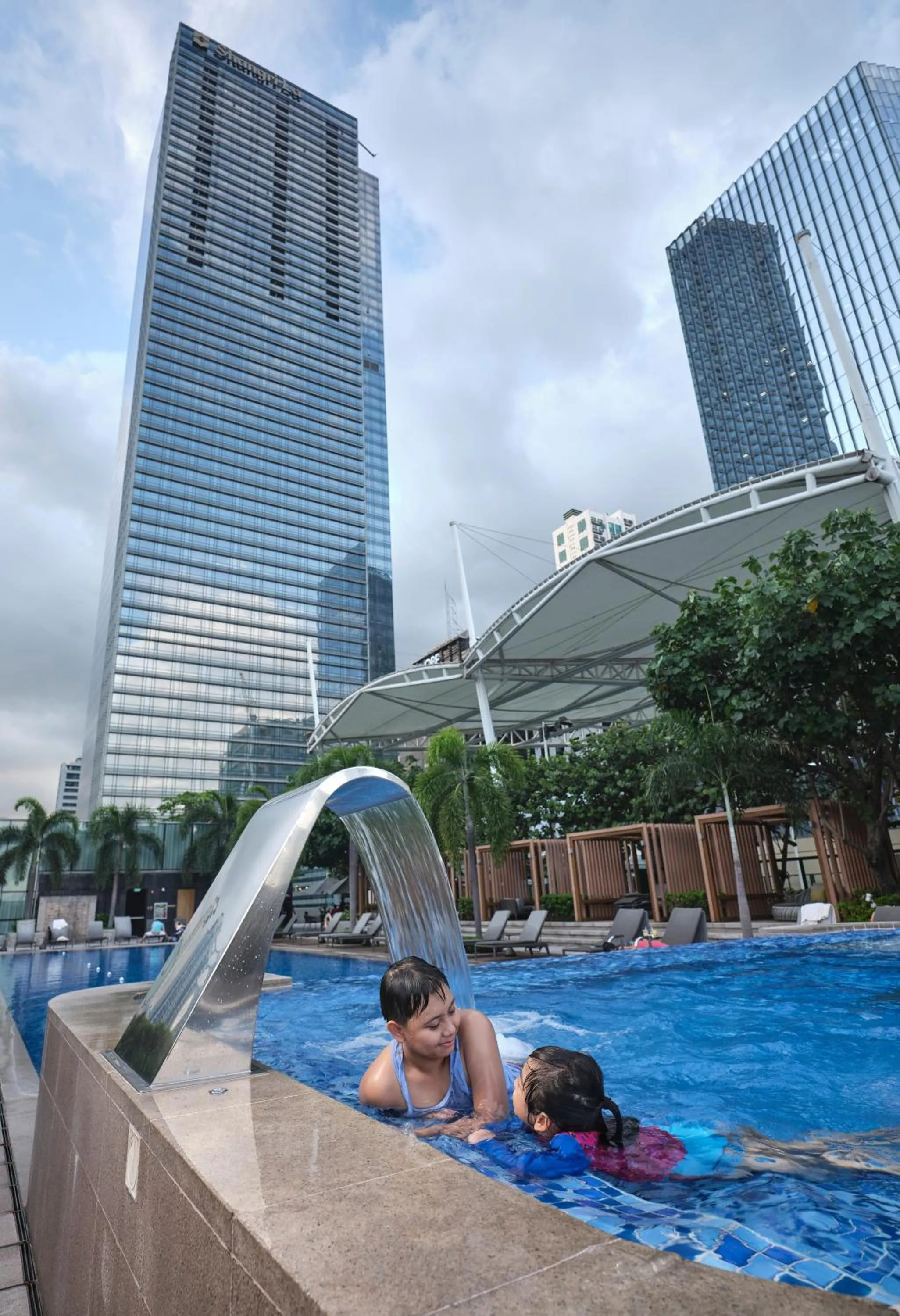 Swimming pool in Shangri-La The Fort, Manila