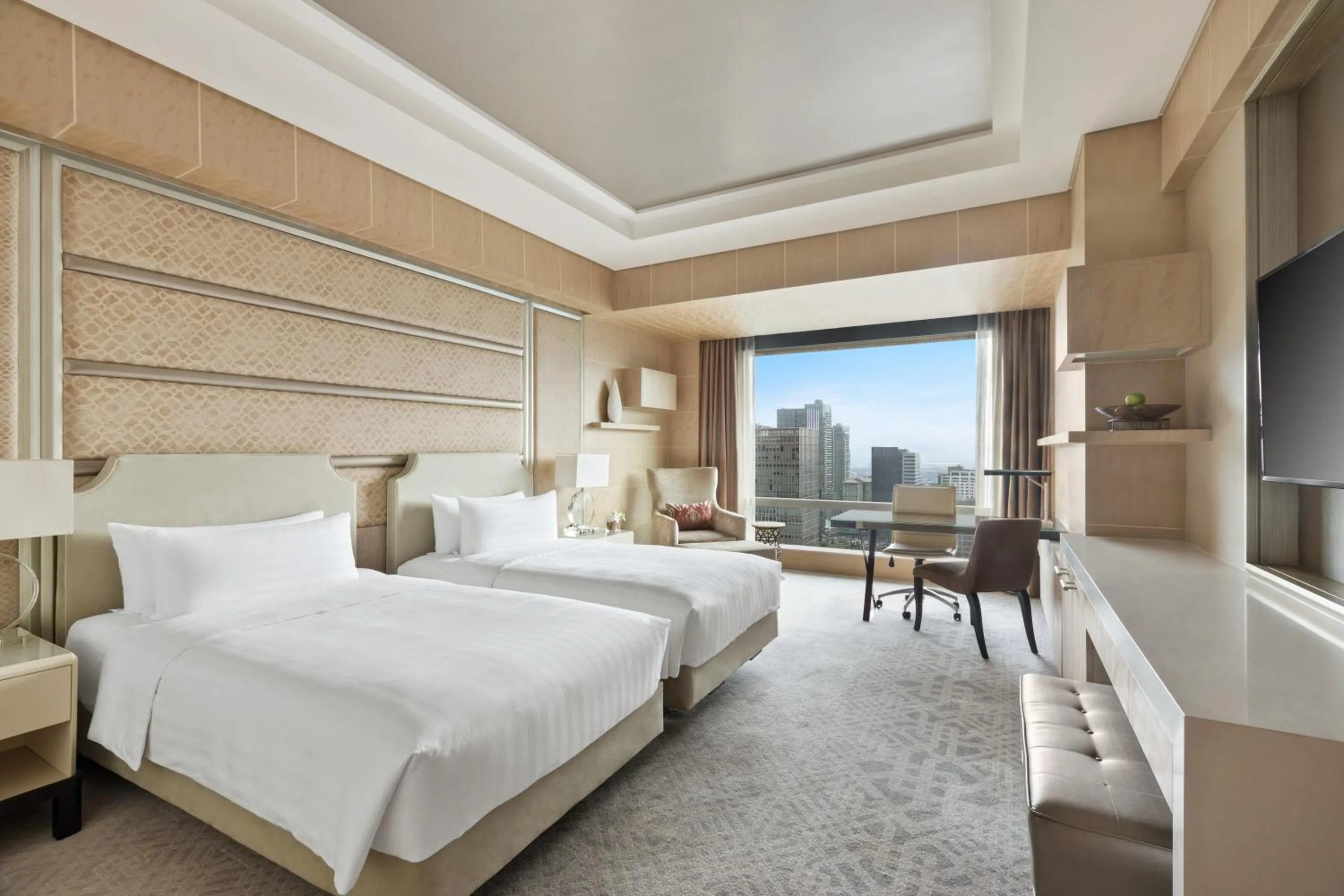 Photo of the whole room, Bed in Shangri-La The Fort, Manila