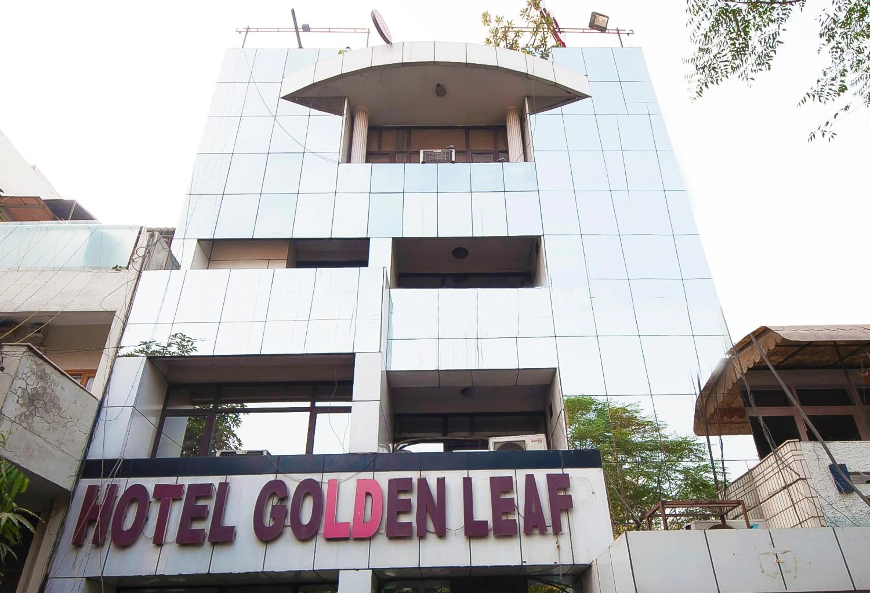 Facade/entrance in Golden Leaf Hotel