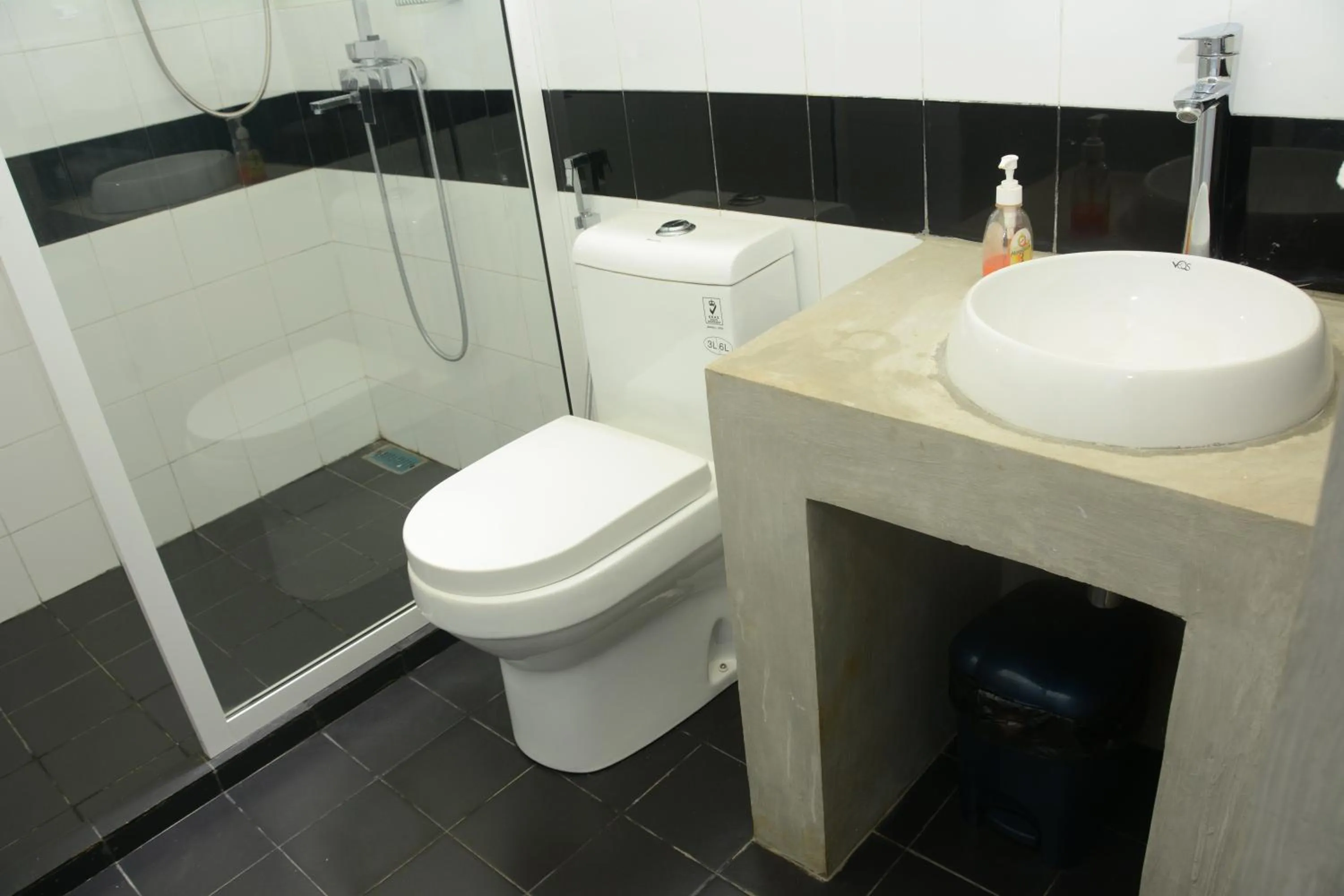 Shower in Hotel Tobiko