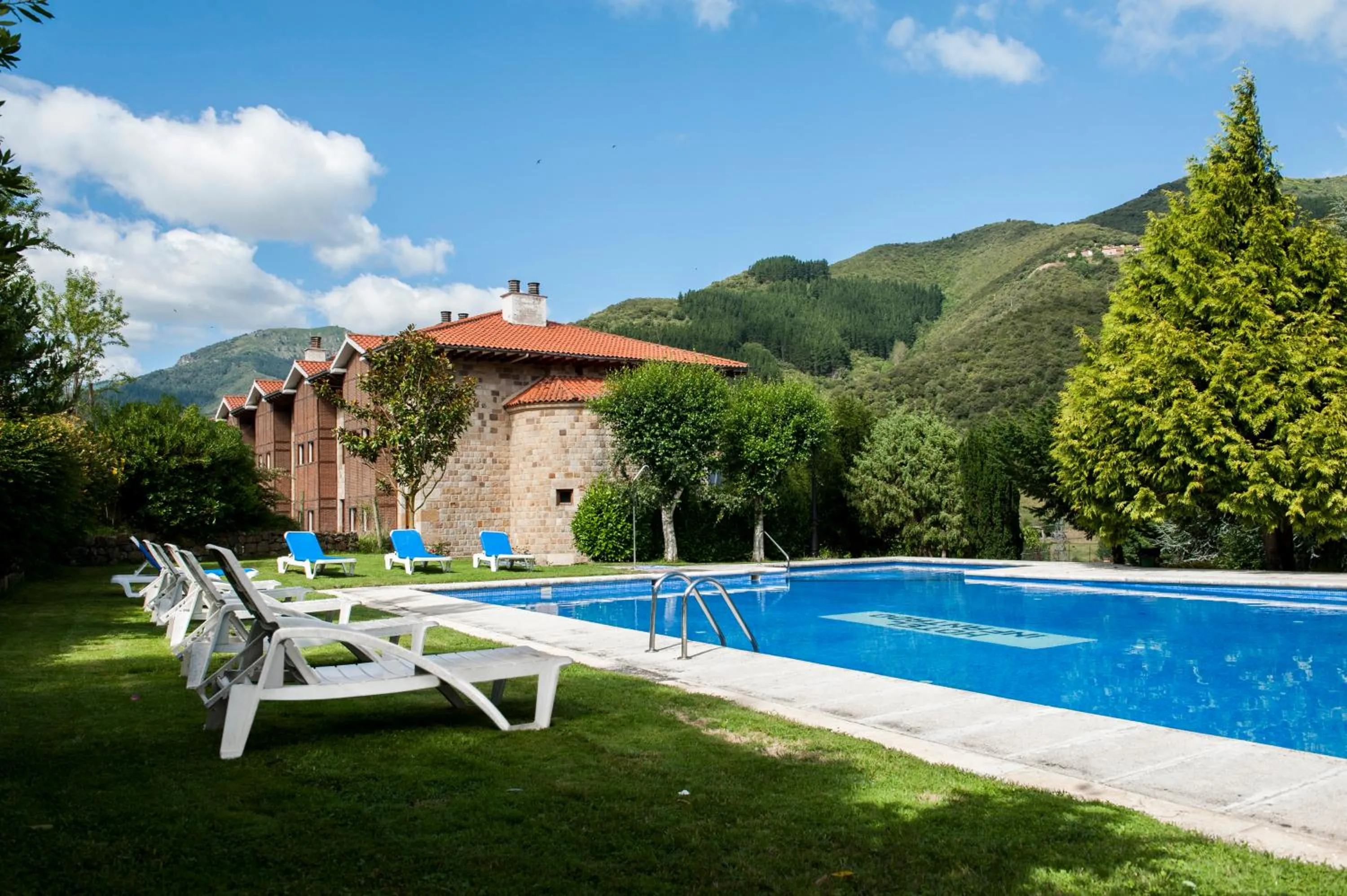 Swimming pool in Hotel Infantado