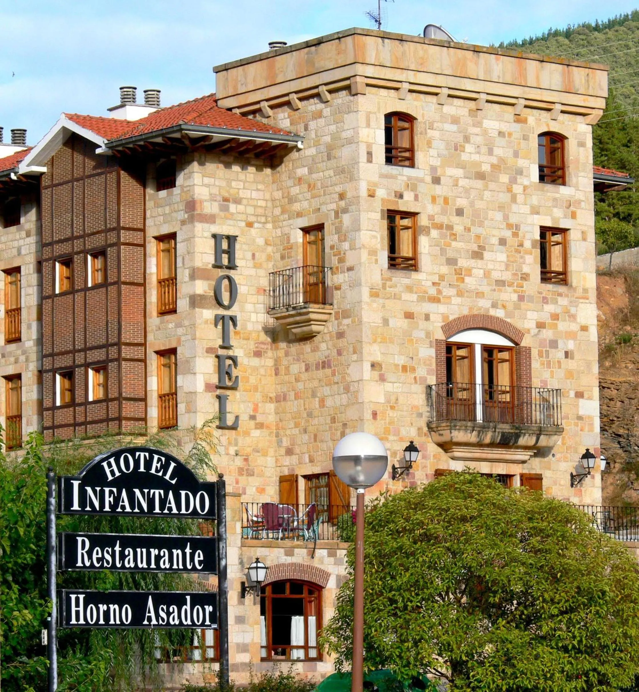 Facade/entrance in Hotel Infantado