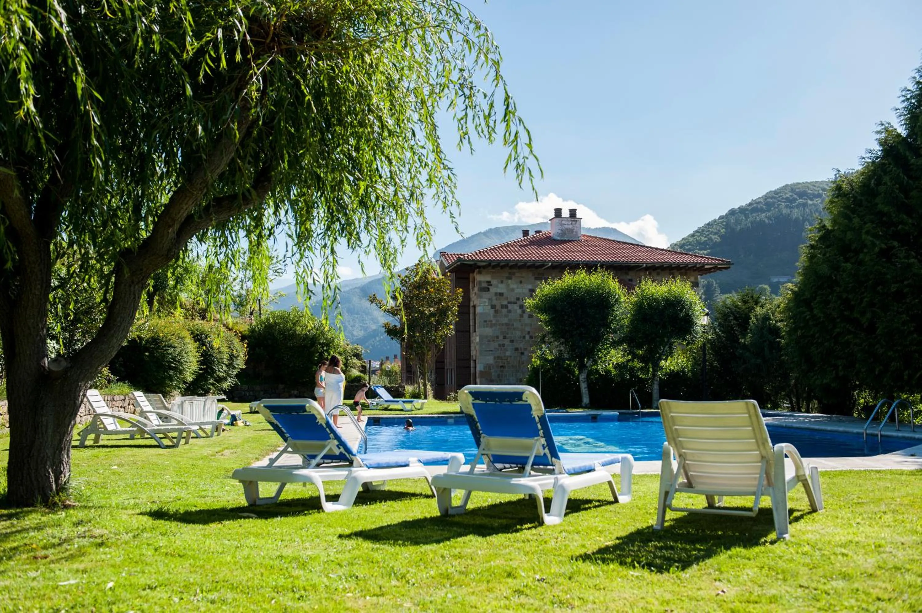 Swimming pool in Hotel Infantado