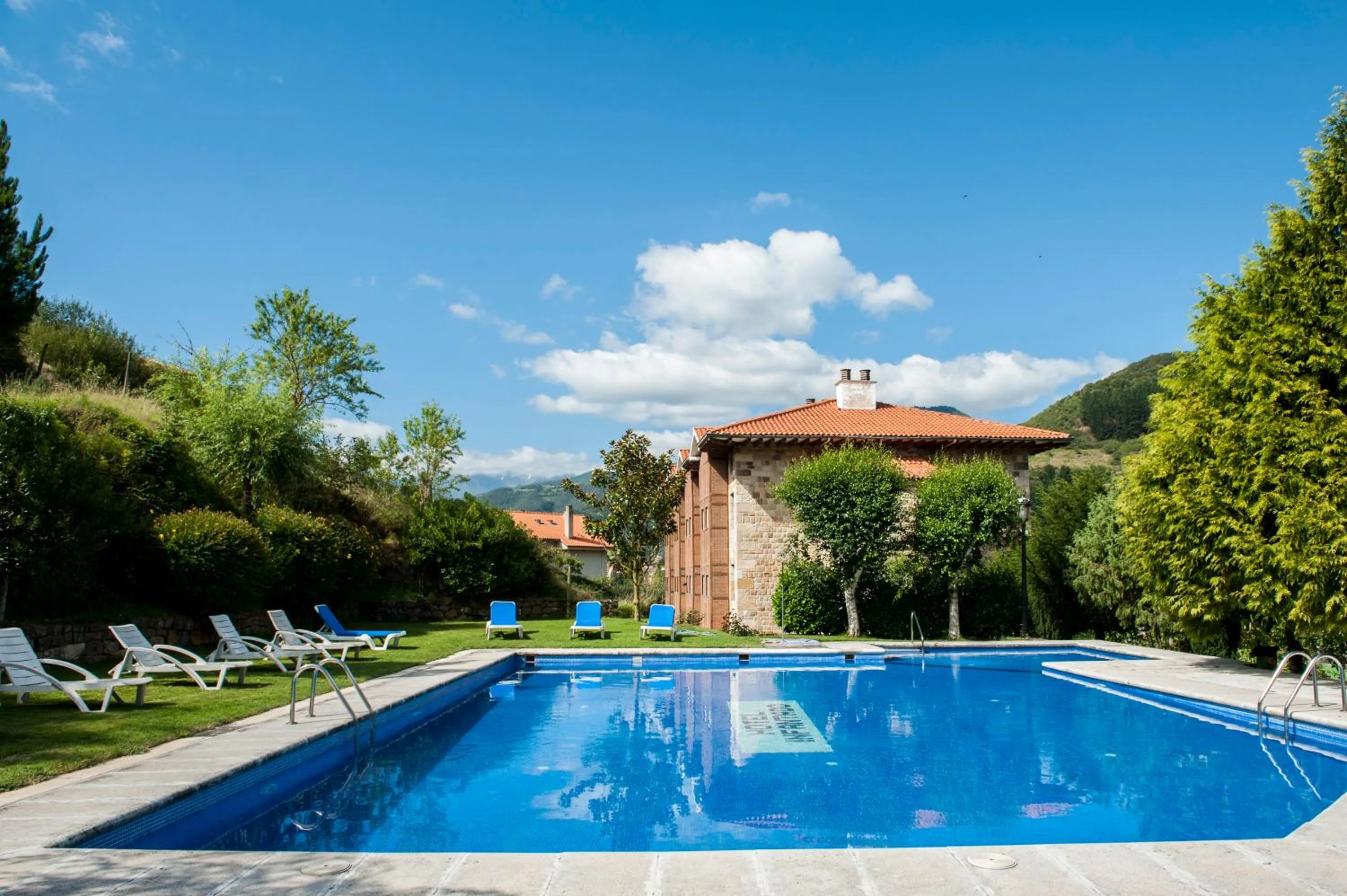 Swimming pool in Hotel Infantado