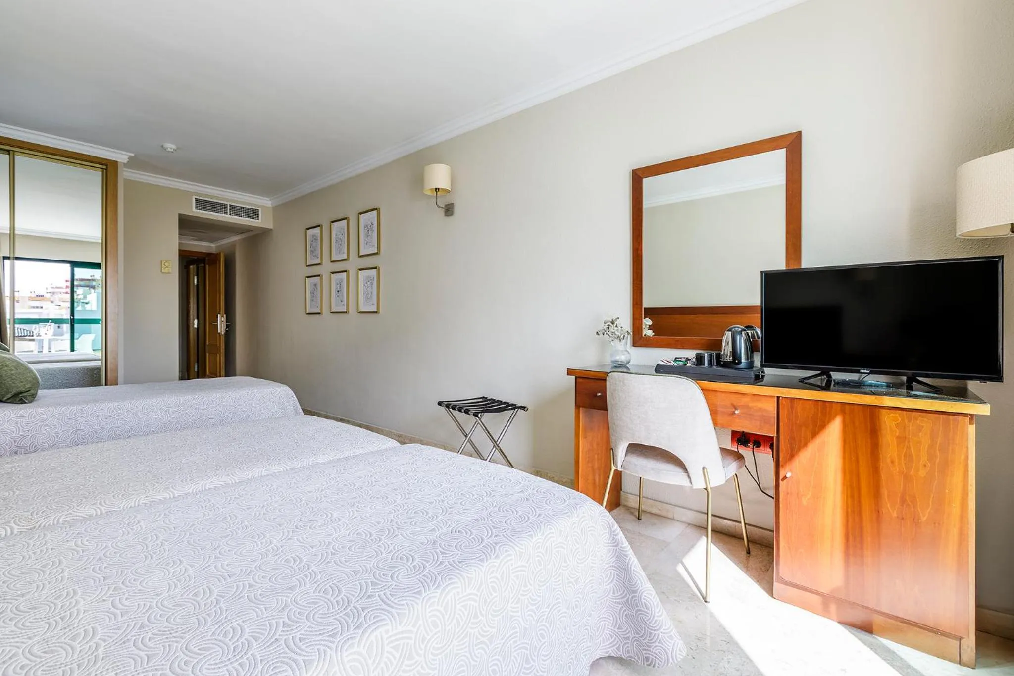 Bed in Hotel Torremar - Mares