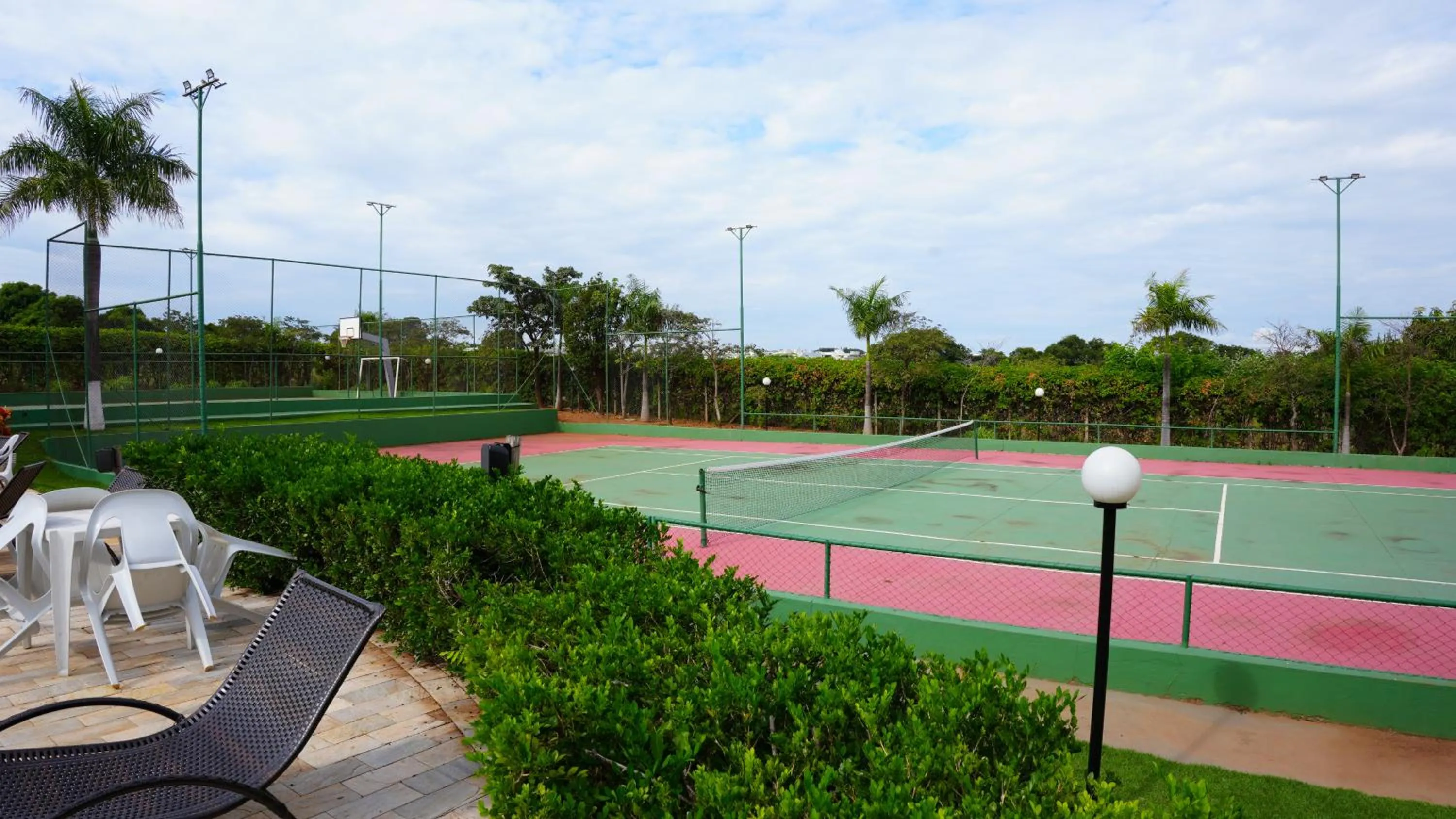 Tennis court in Hotel Dan Inn Franca & Convenções By Nacional Inn