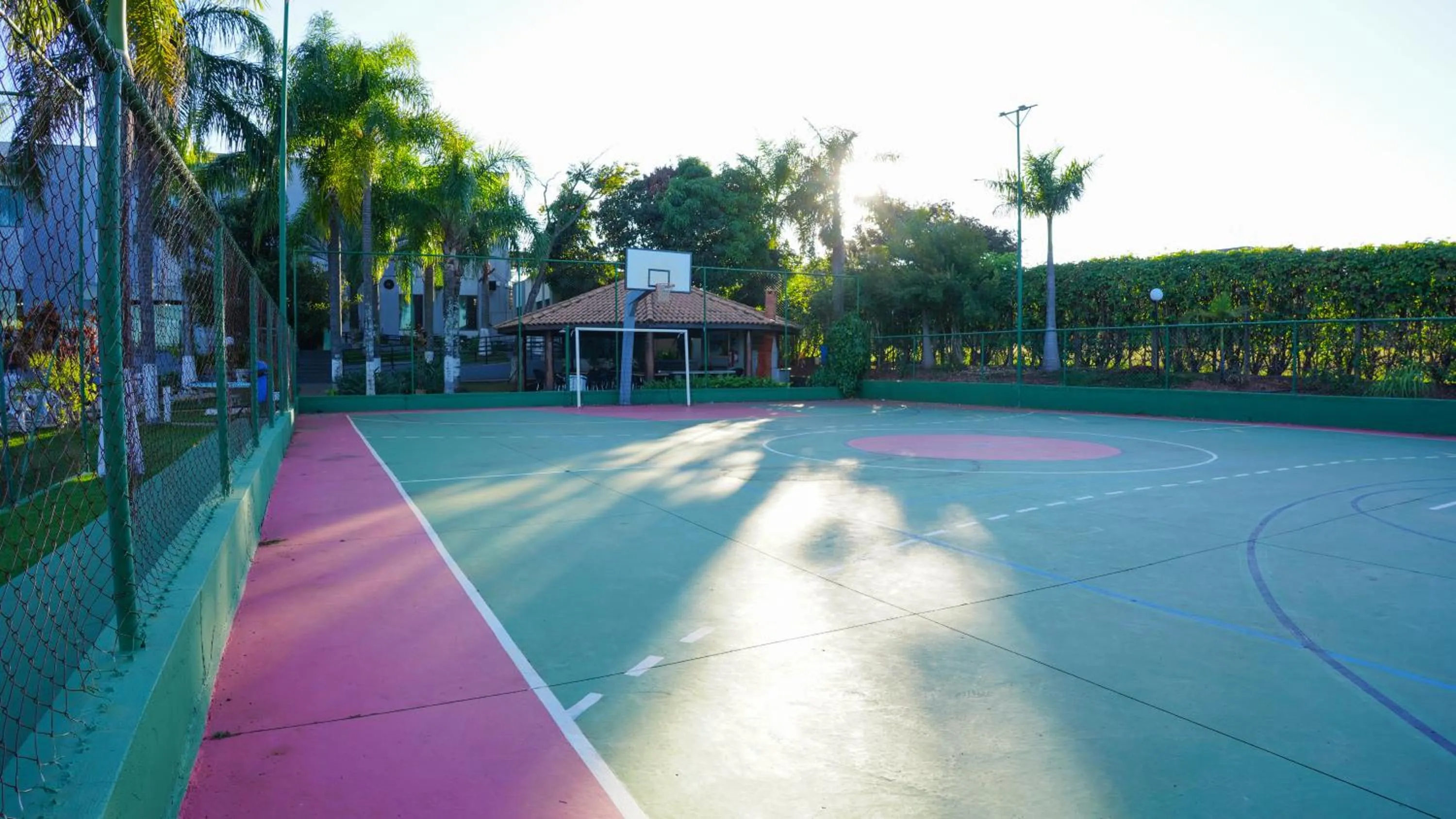 Tennis court in Hotel Dan Inn Franca & Convenções By Nacional Inn