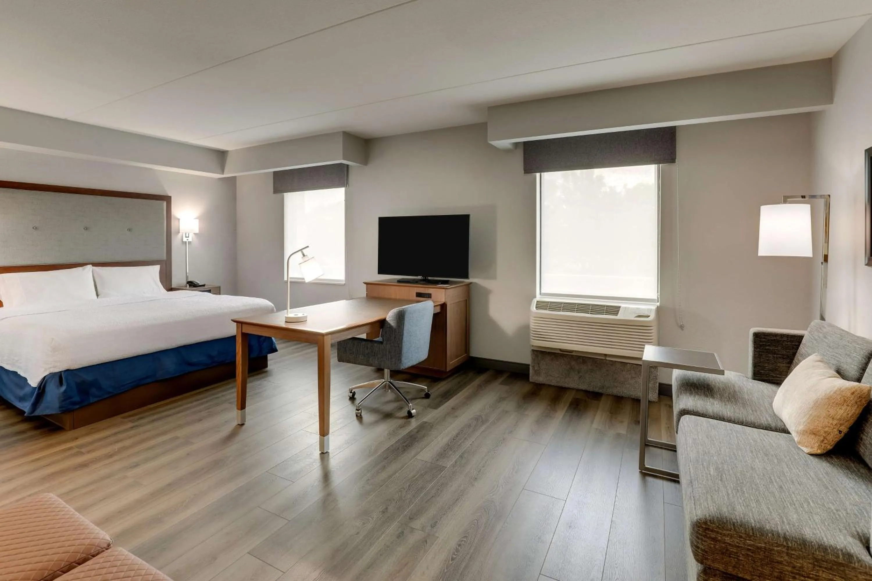 Bedroom, Bed in Hampton Inn and Suites Rome, GA