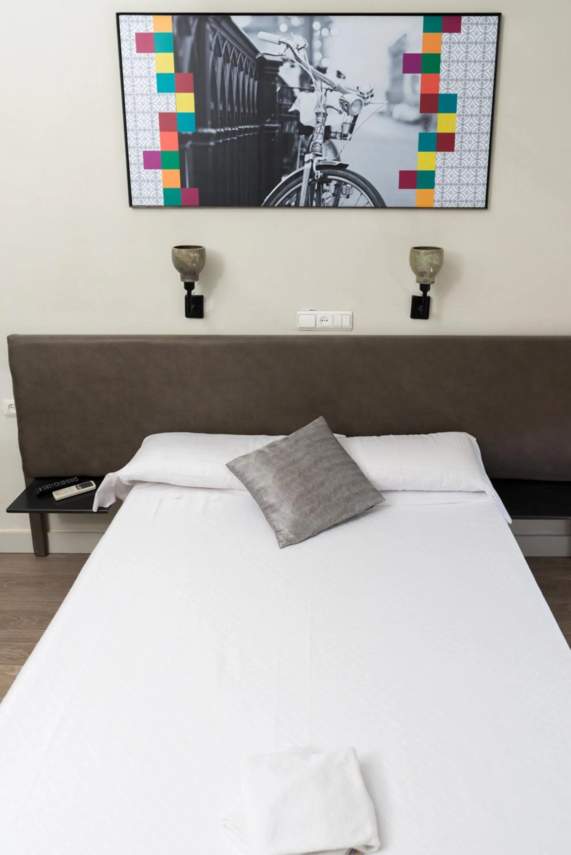 Photo of the whole room, Bed in NWT Central Station Valencia