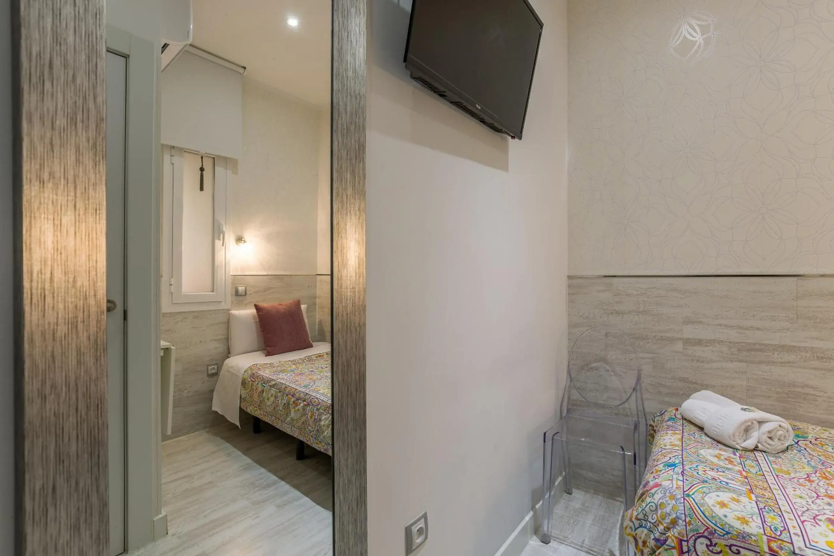 Bed in Hostal Met Madrid Bed in Hostal Met Madrid