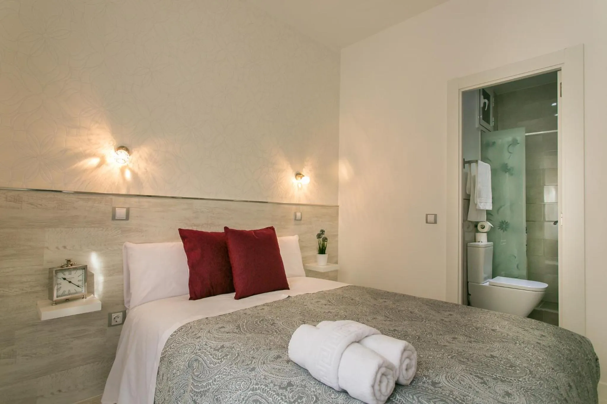 Decorative detail, Bed in Hostal Met Madrid