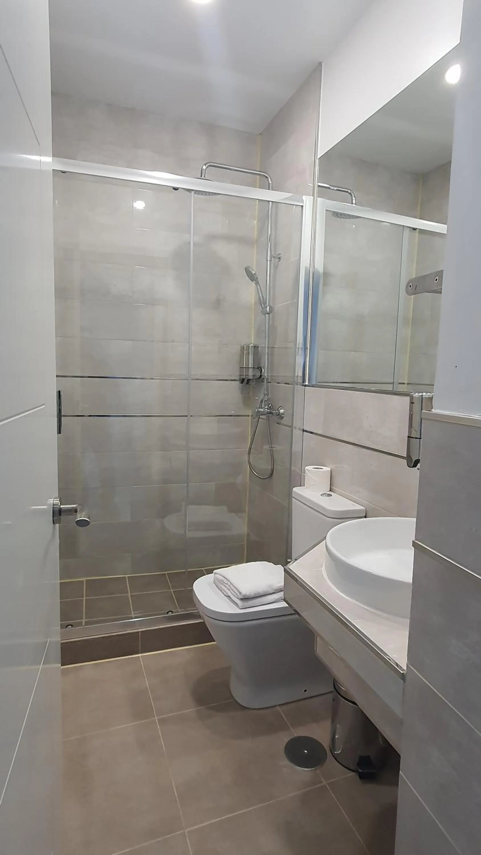 Shower in Hostal Met Madrid