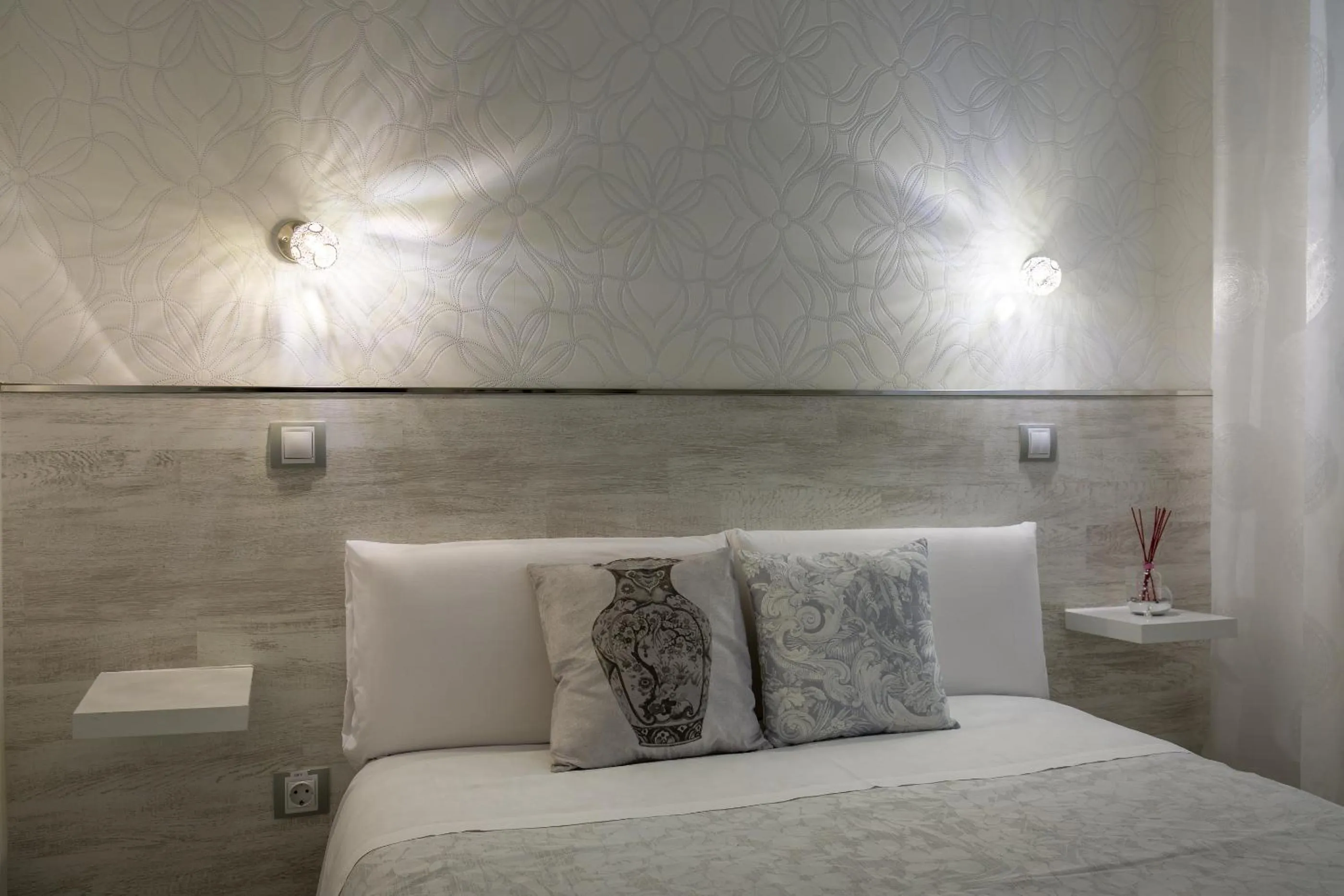 Bedroom, Bed in Hostal Met Madrid