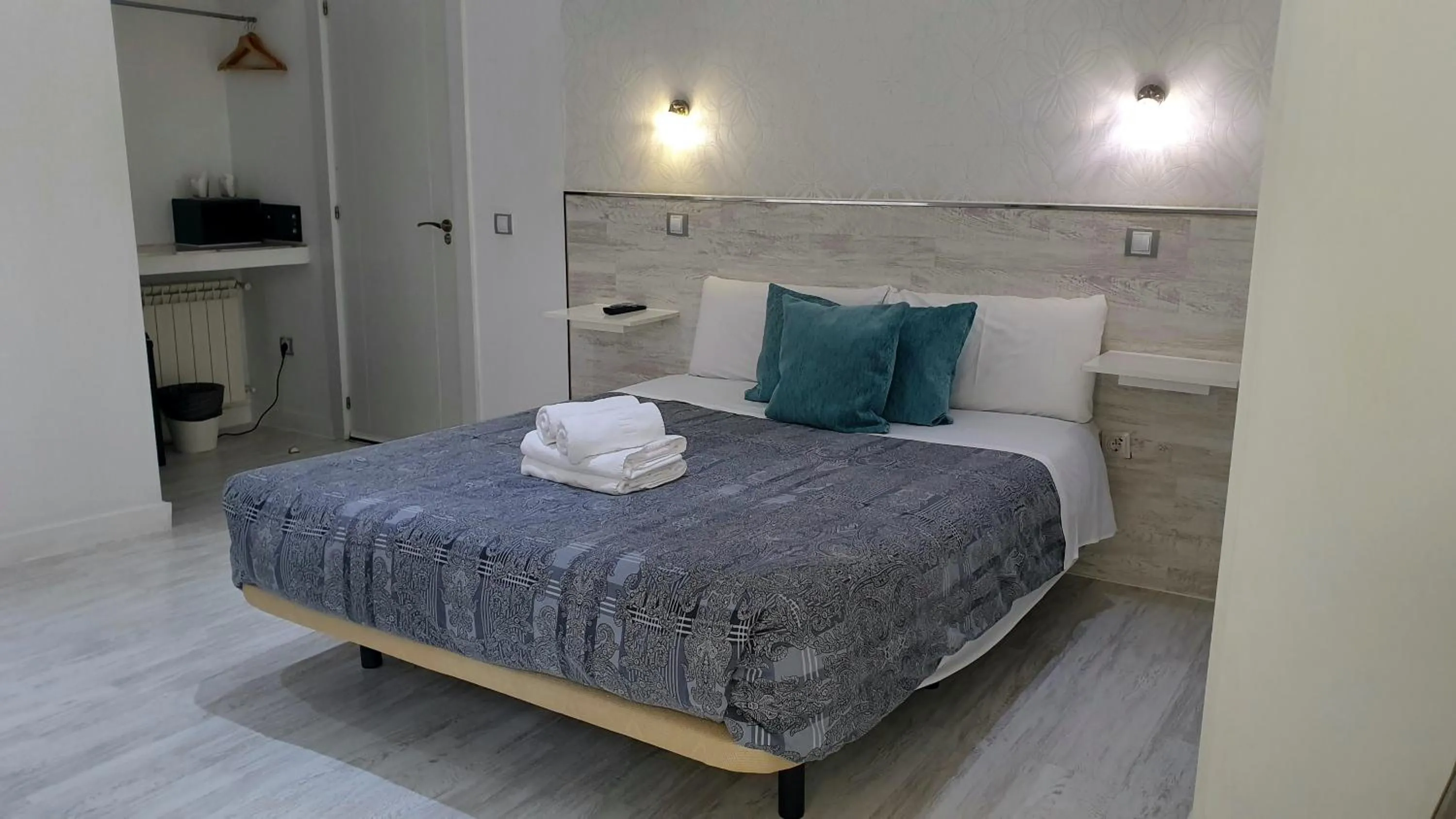 Bed in Hostal Met Madrid