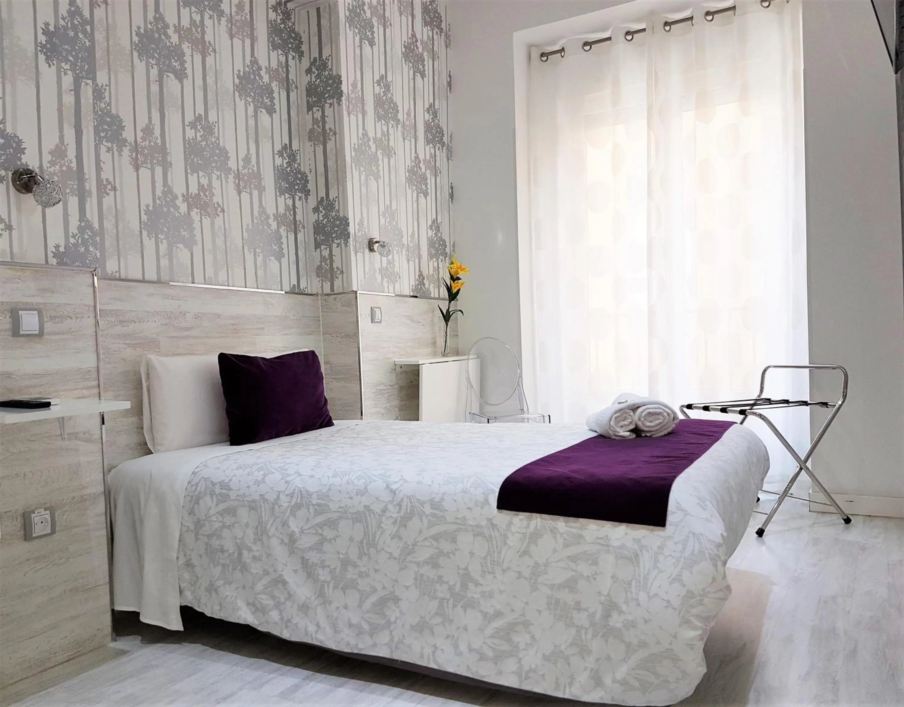 Bed in Hostal Met Madrid