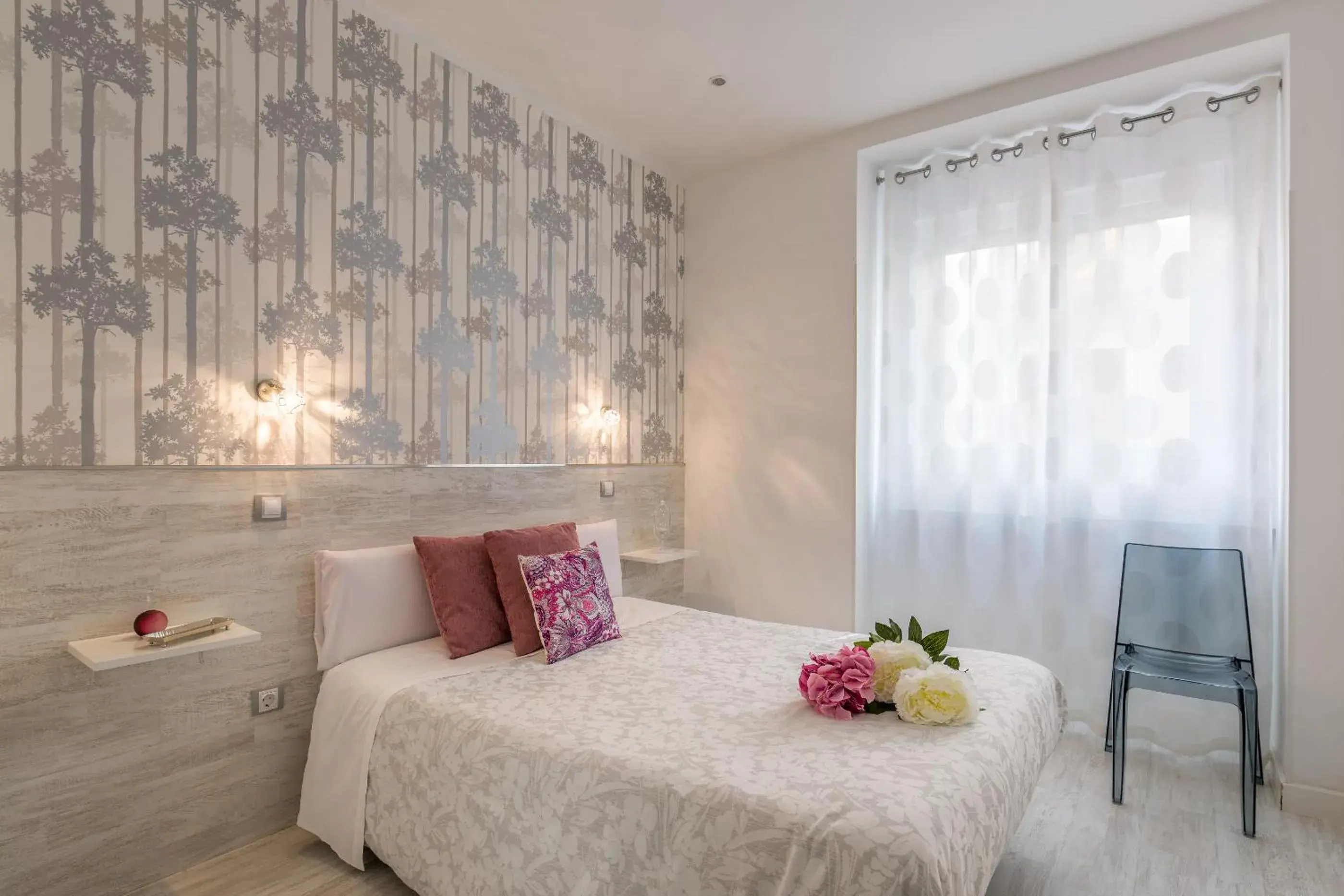 Decorative detail, Bed in Hostal Met Madrid Decorative detail, Bed in Hostal Met Madrid