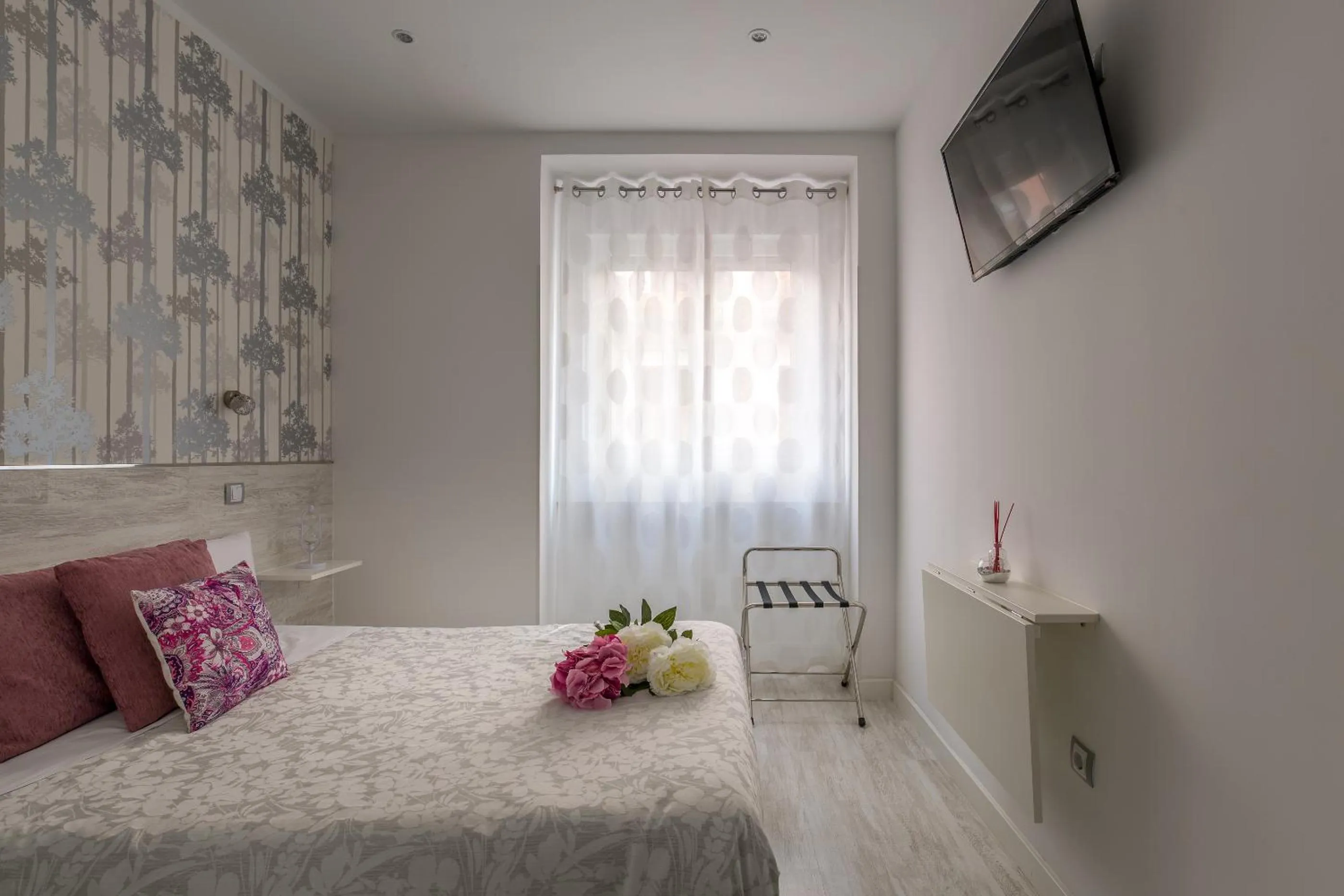 Bedroom, Bed in Hostal Met Madrid