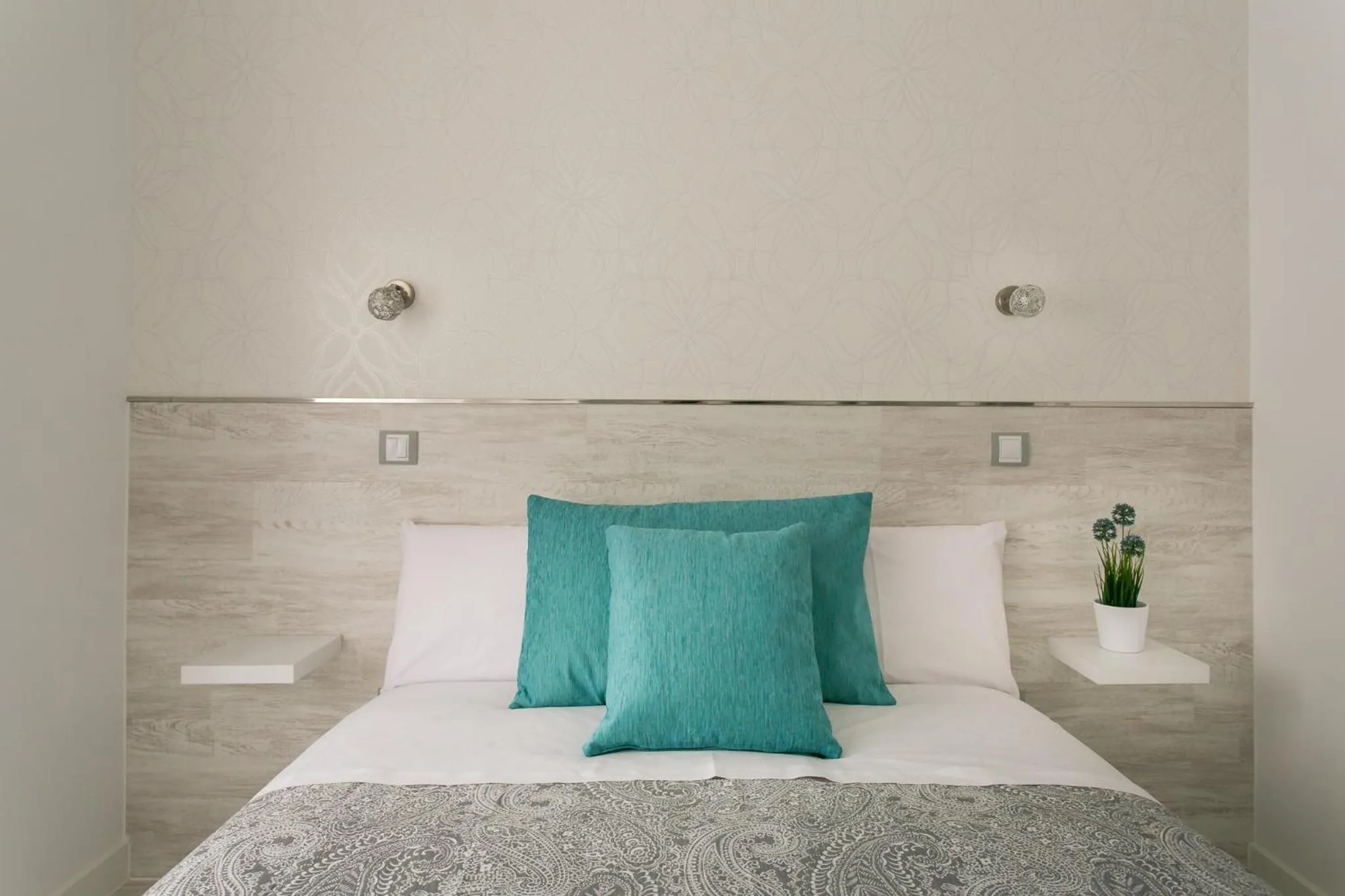 Bed in Hostal Met Madrid