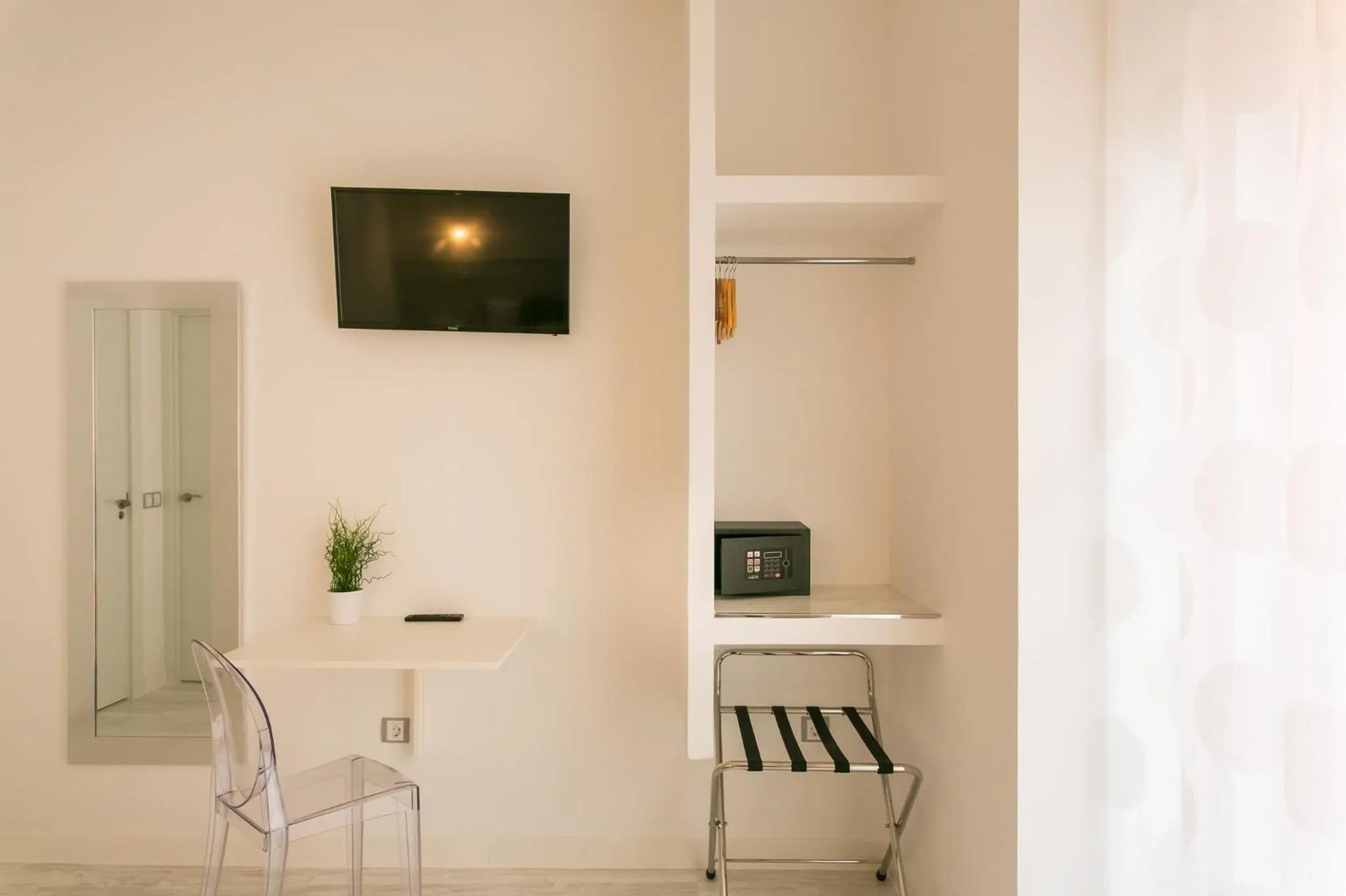 TV and multimedia in Hostal Met Madrid