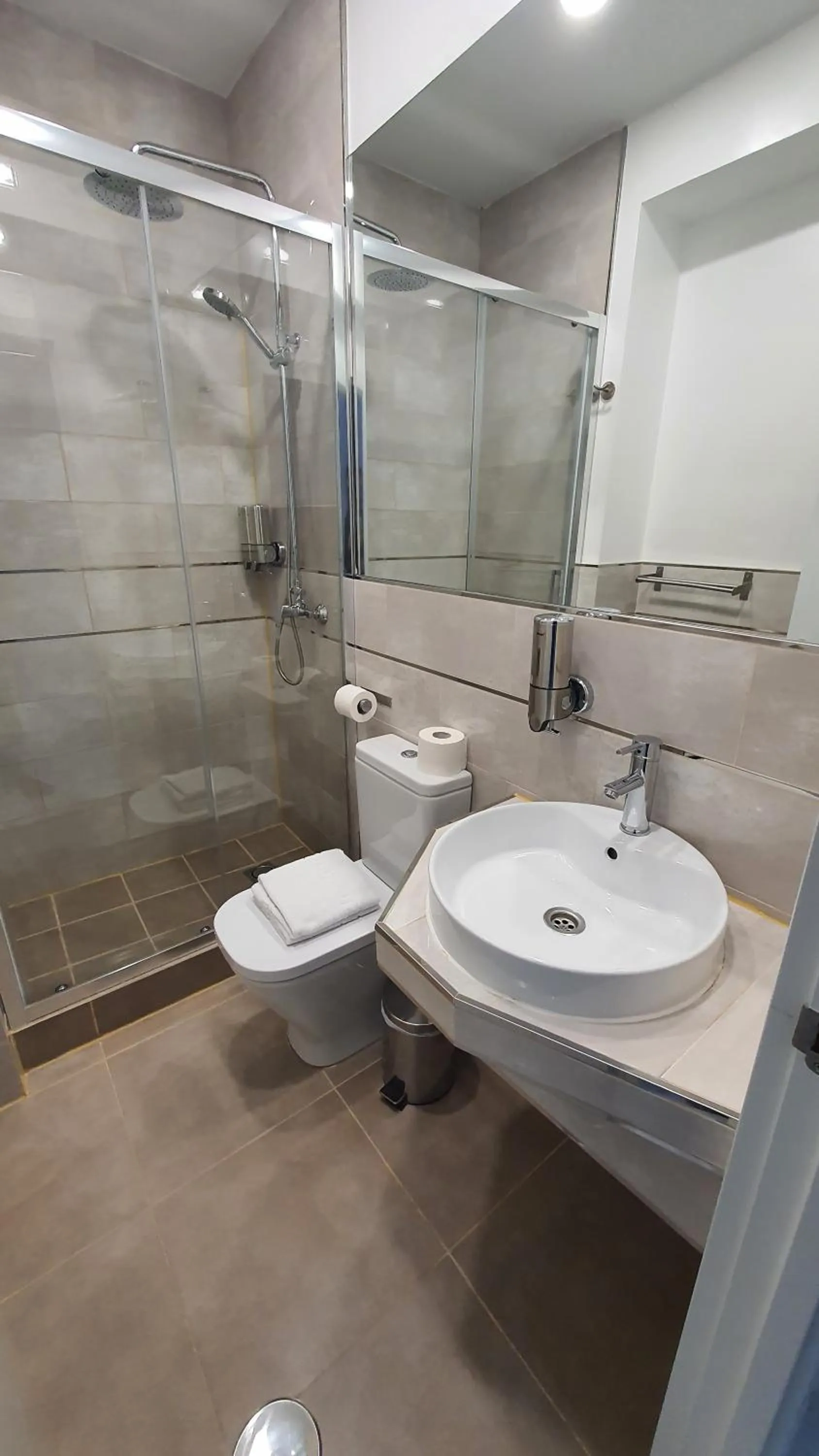 Shower in Hostal Met Madrid