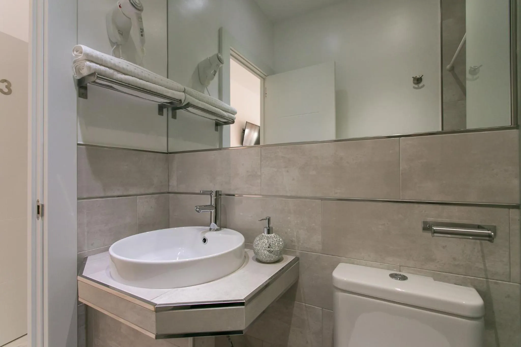 Toilet in Hostal Met Madrid