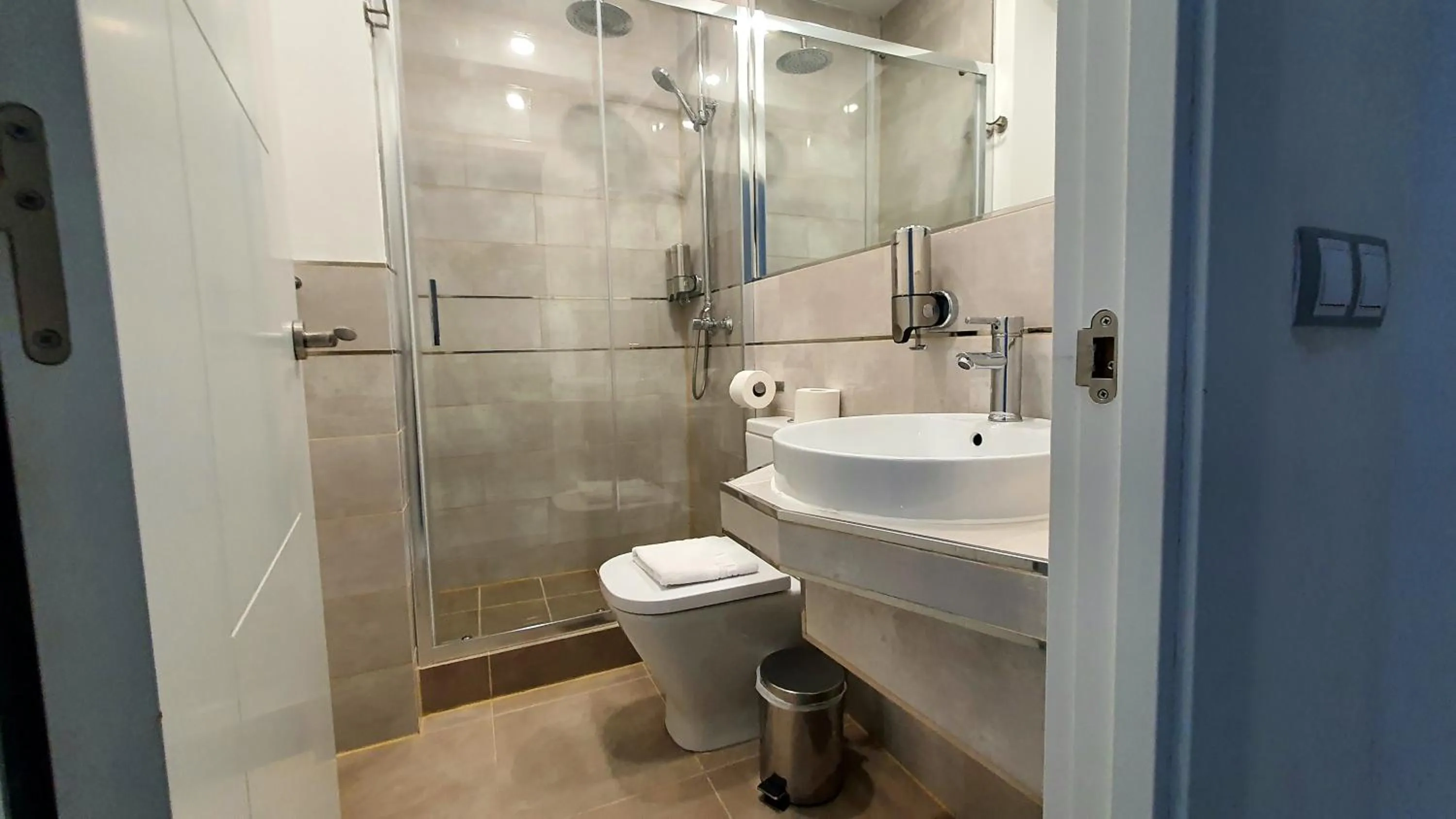 Bathroom in Hostal Met Madrid