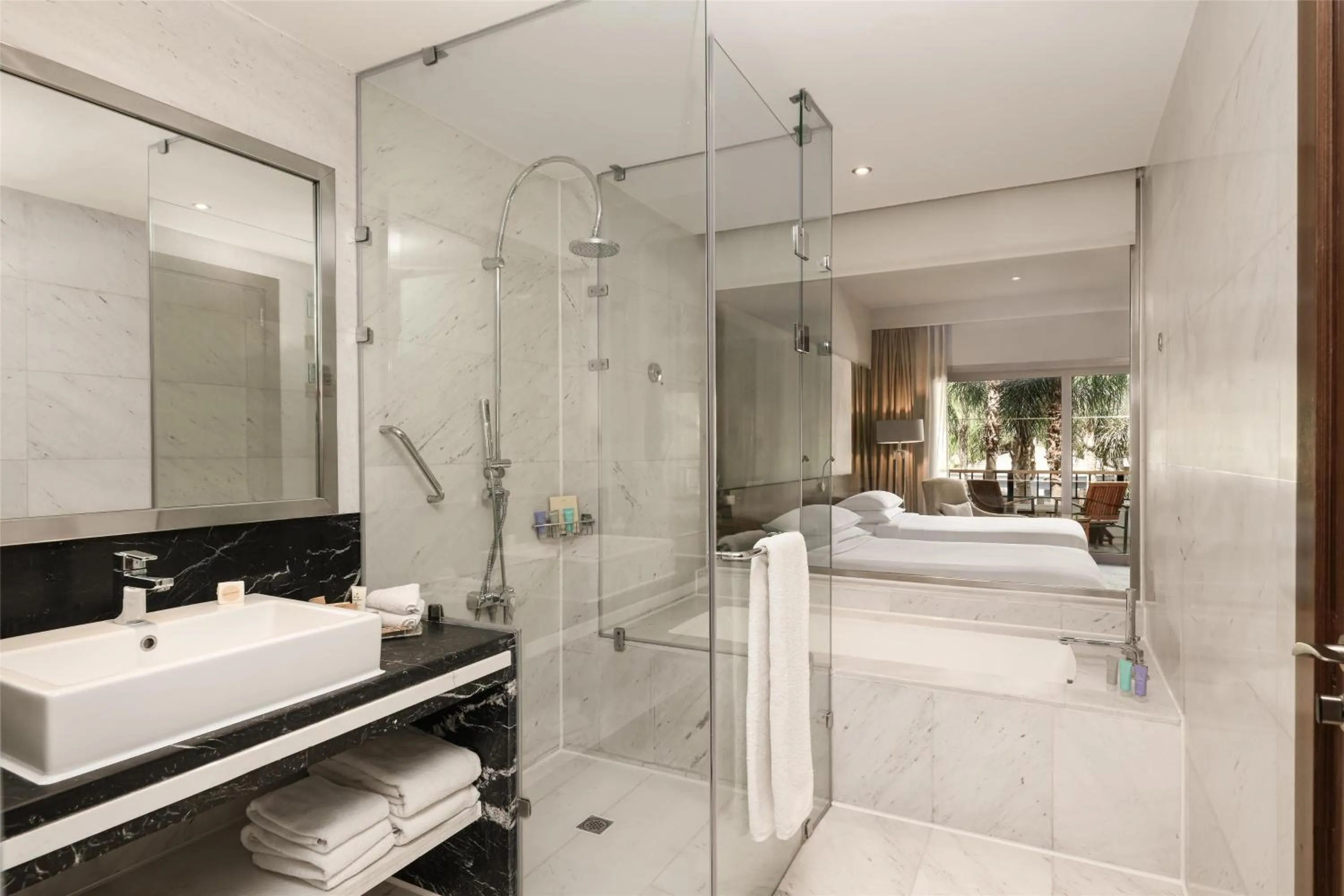 Bathroom, Bed in Dusit Thani LakeView Cairo