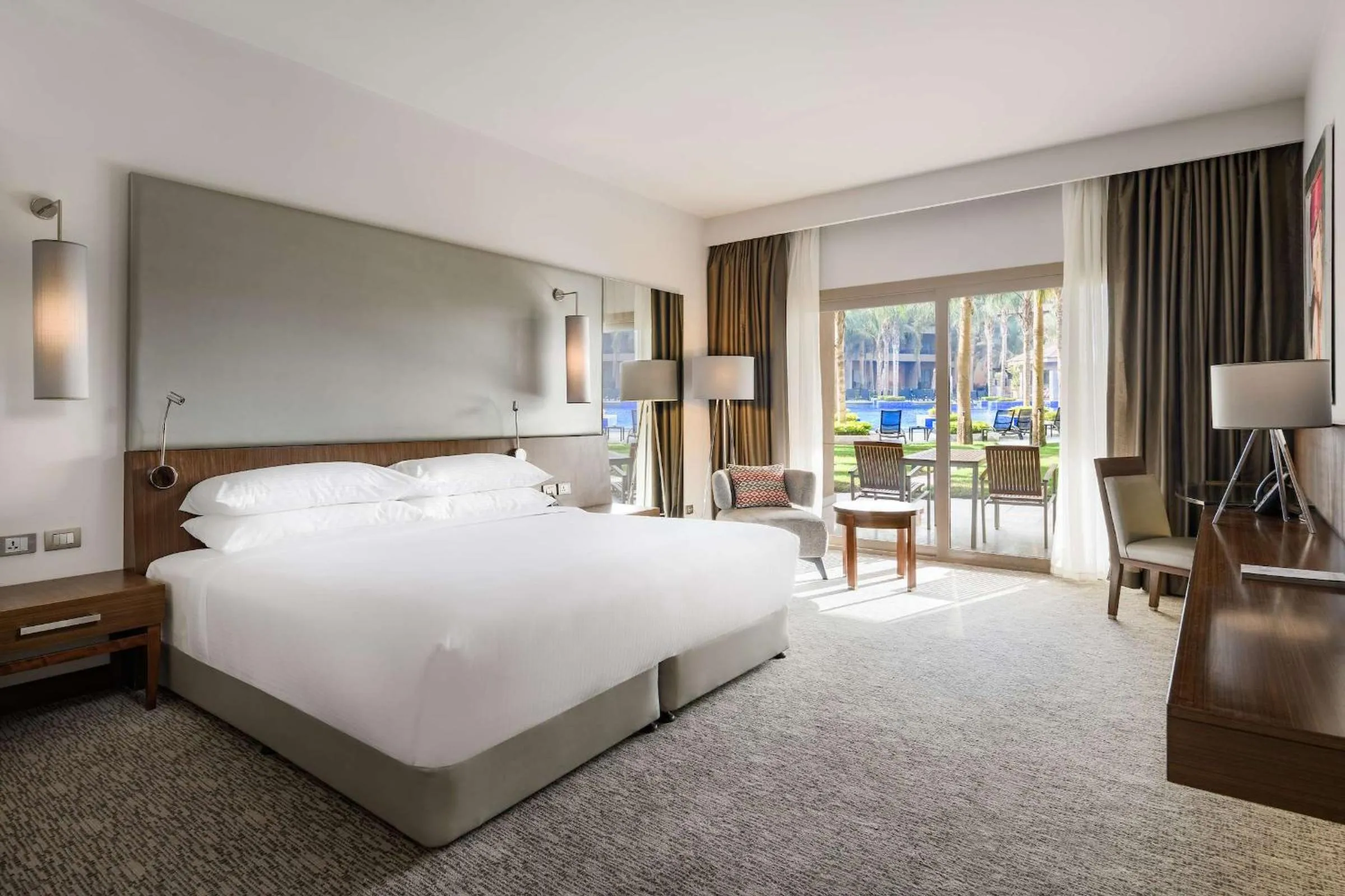 Bedroom, Bed in Dusit Thani LakeView Cairo