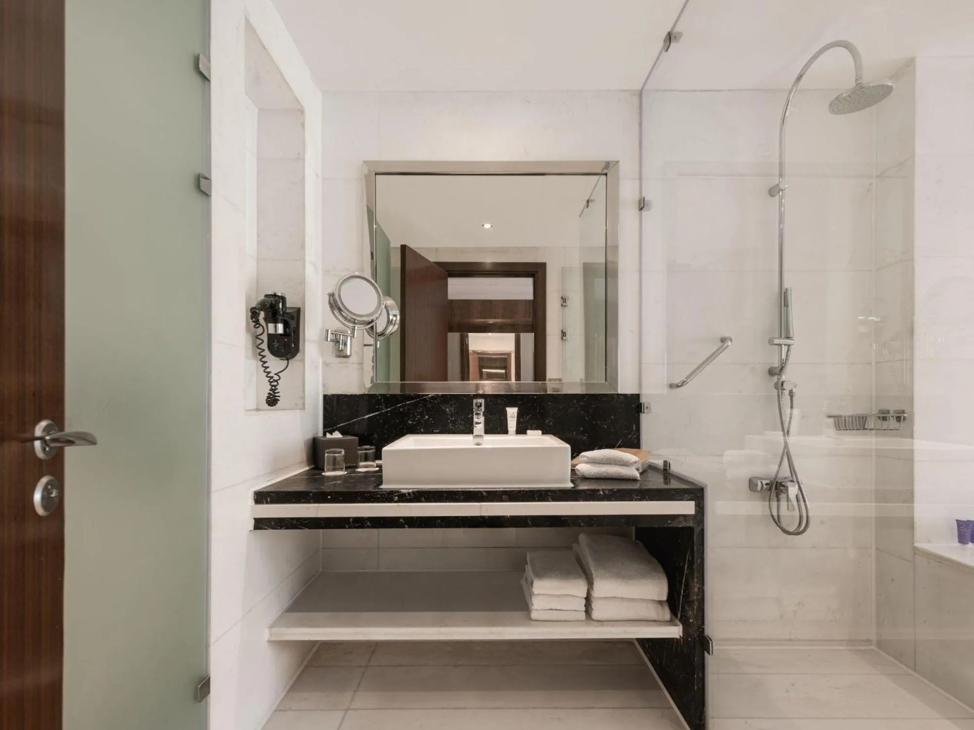 Bathroom in Dusit Thani LakeView Cairo