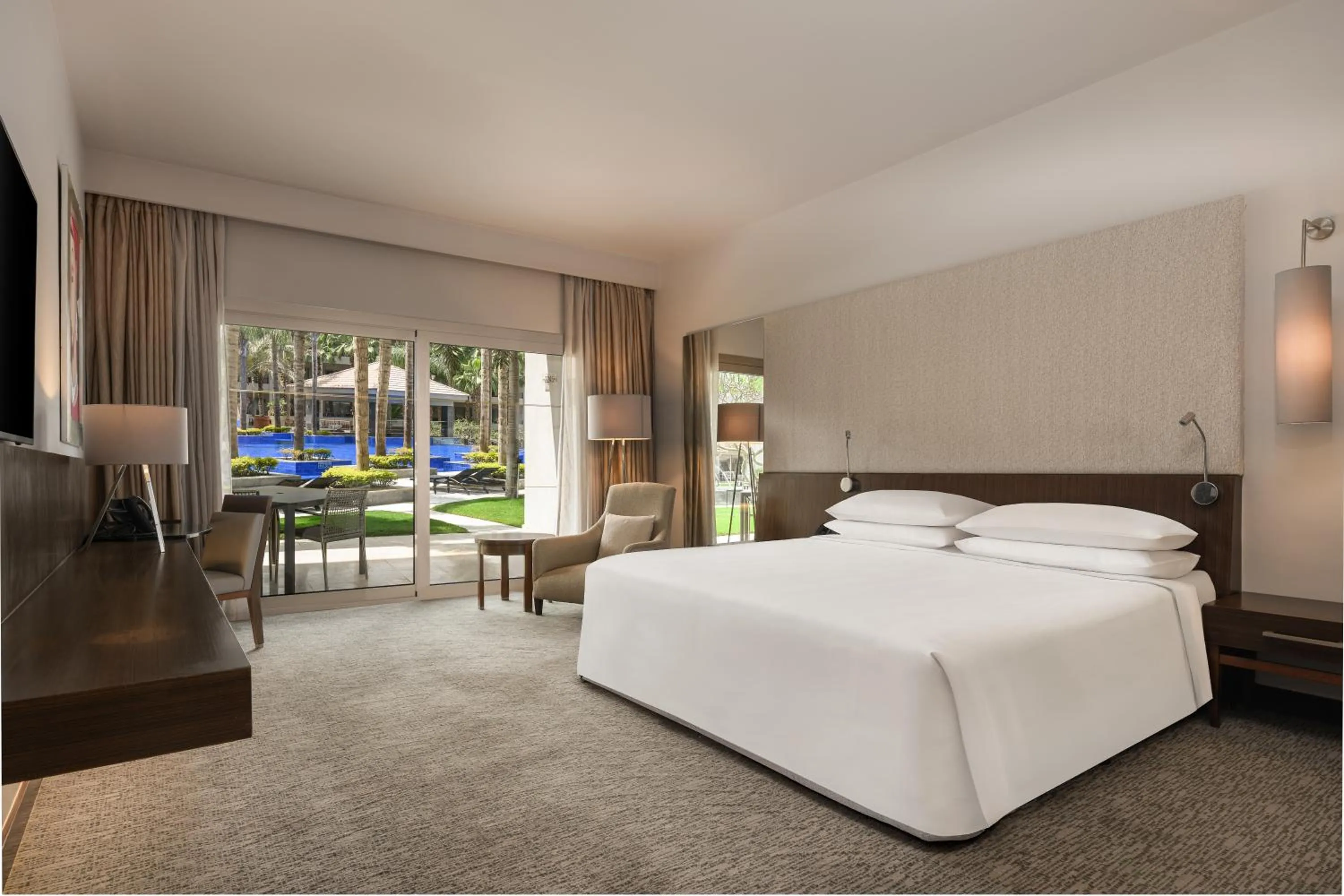 Bedroom, Bed in Dusit Thani LakeView Cairo