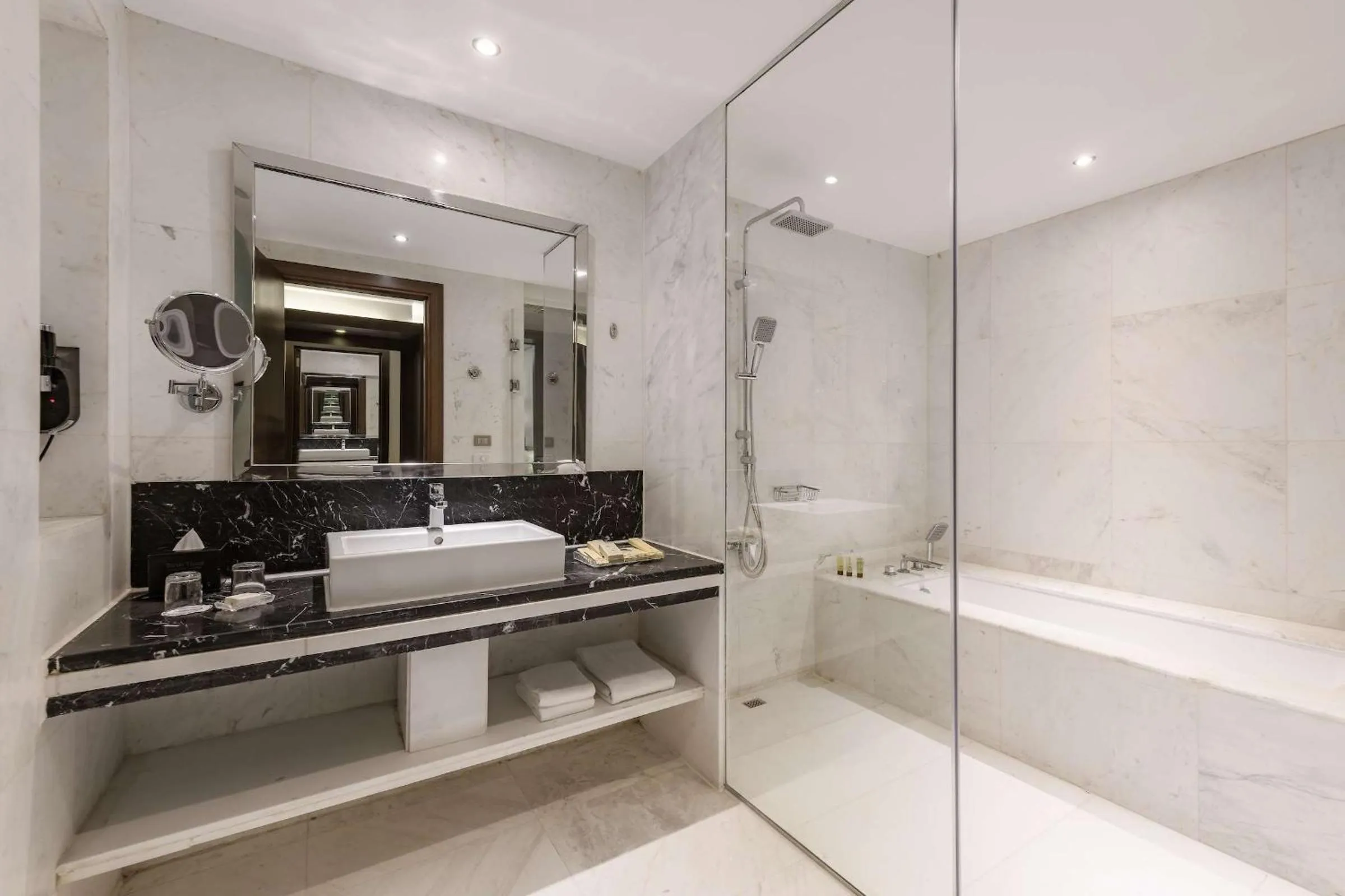 Toilet in Dusit Thani LakeView Cairo