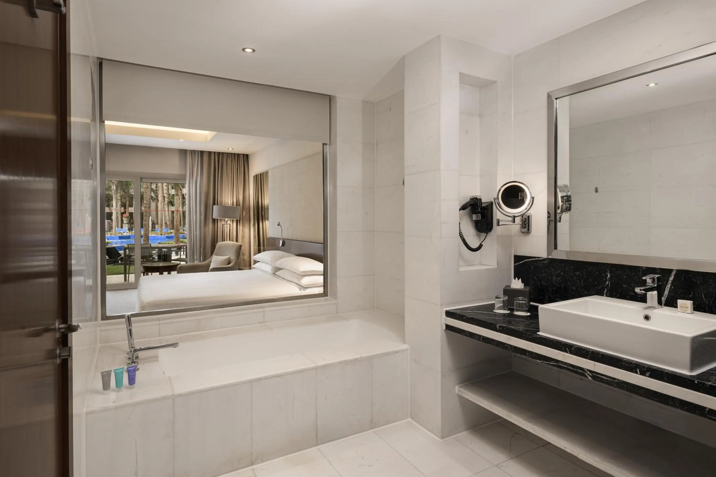 Bathroom, Bed in Dusit Thani LakeView Cairo