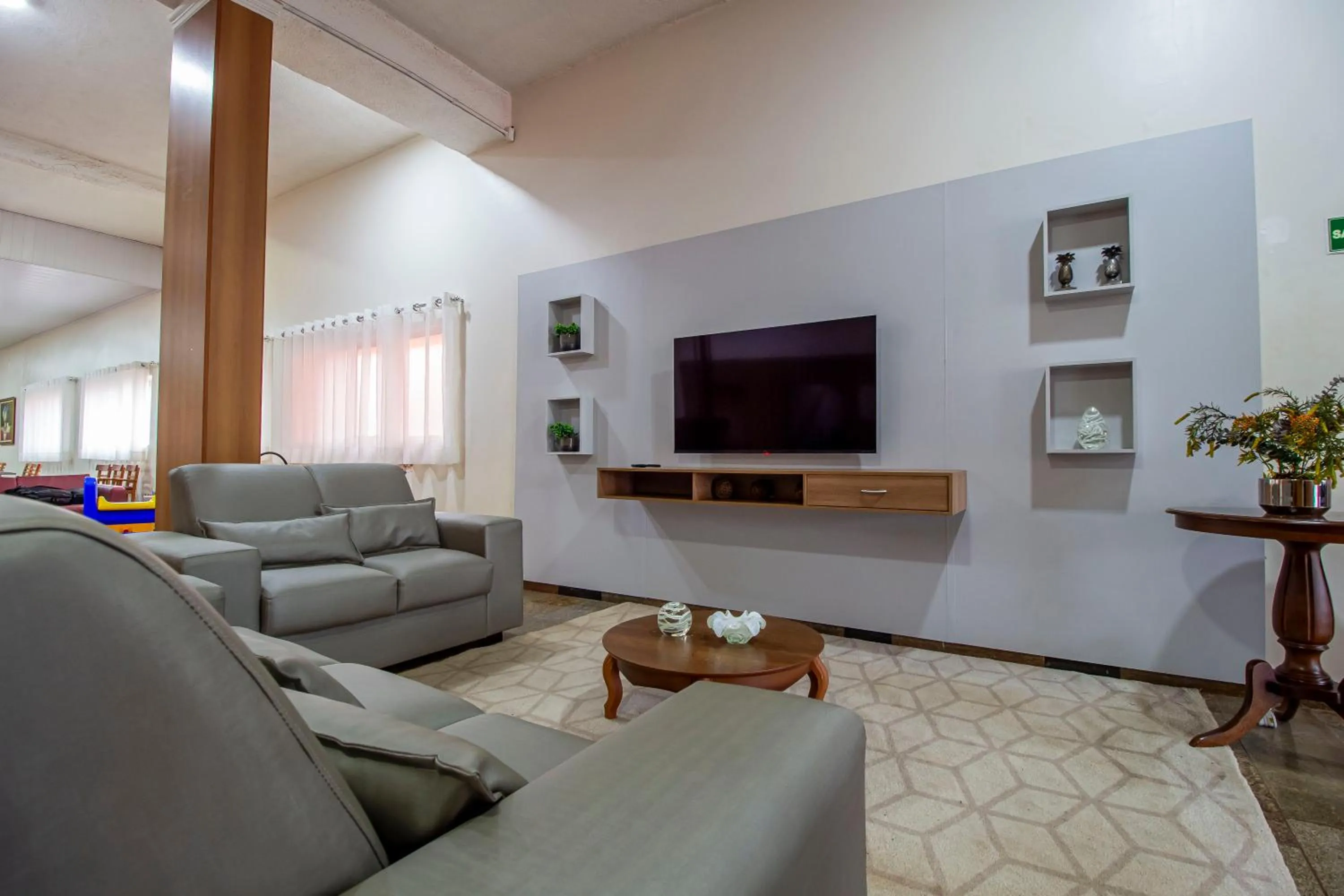 Communal lounge/ TV room in Hotel Dan Inn Barretos by Nacional Inn