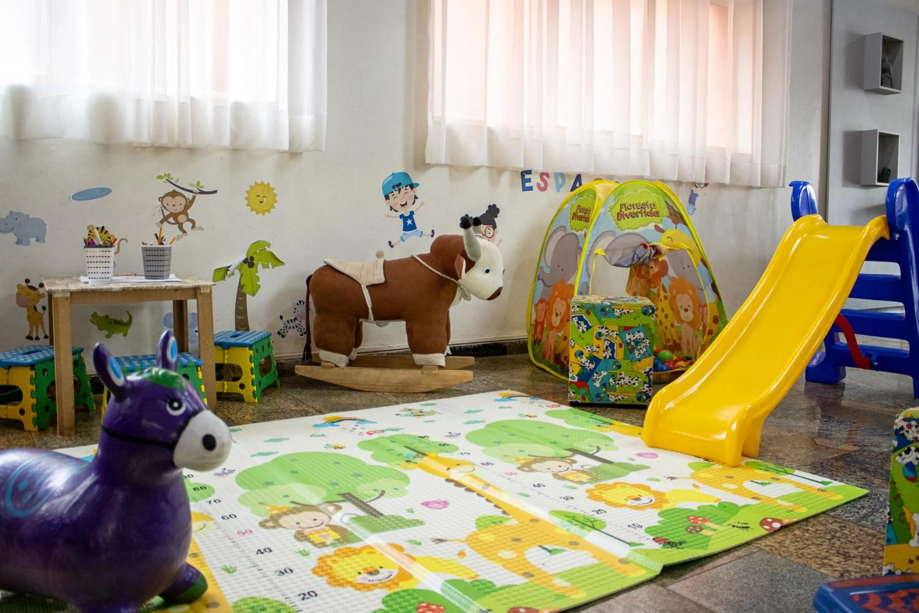 Communal lounge/ TV room in Hotel Dan Inn Barretos by Nacional Inn