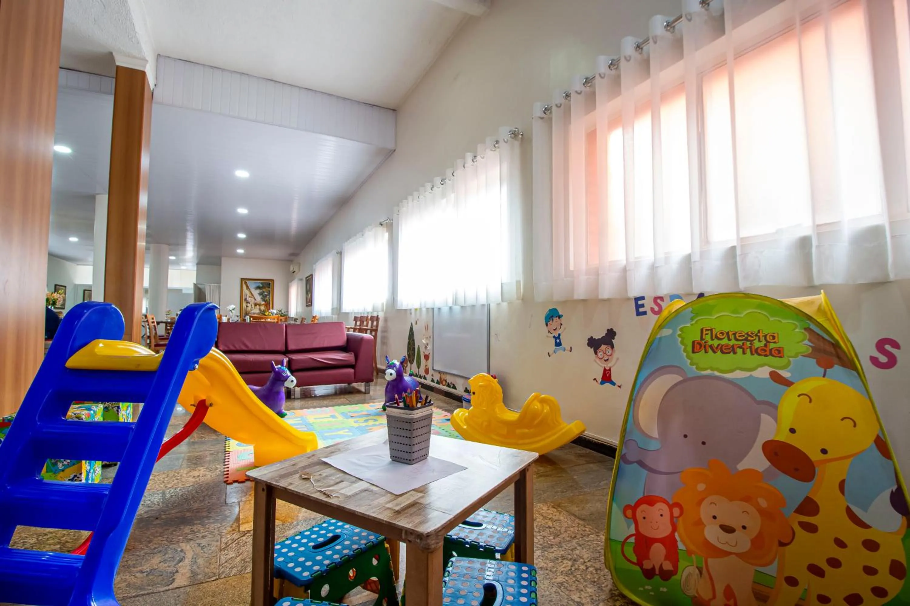 Communal lounge/ TV room in Hotel Dan Inn Barretos by Nacional Inn