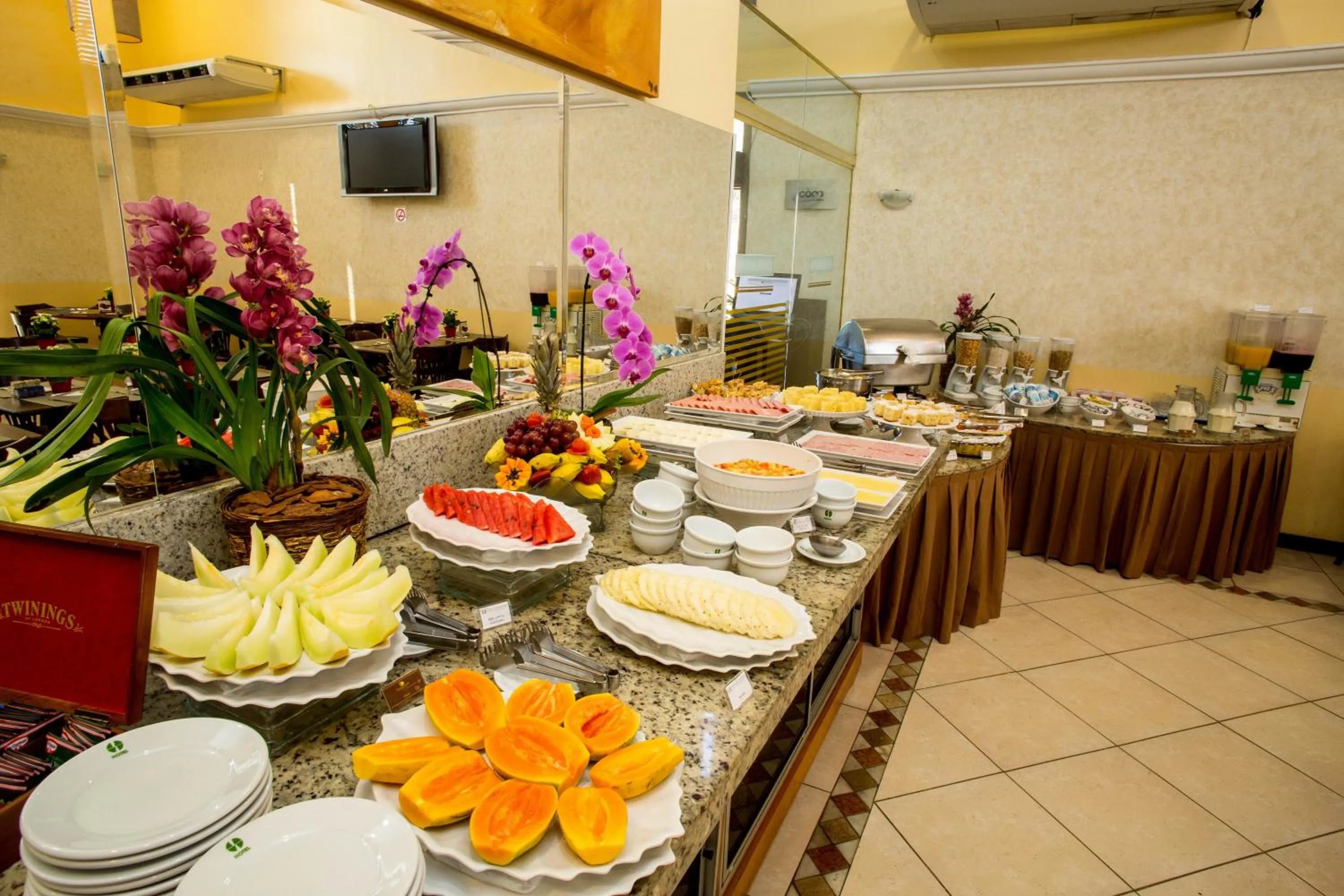 Buffet breakfast in Hotel Golden Park Campinas Viracopos By Nacional Inn