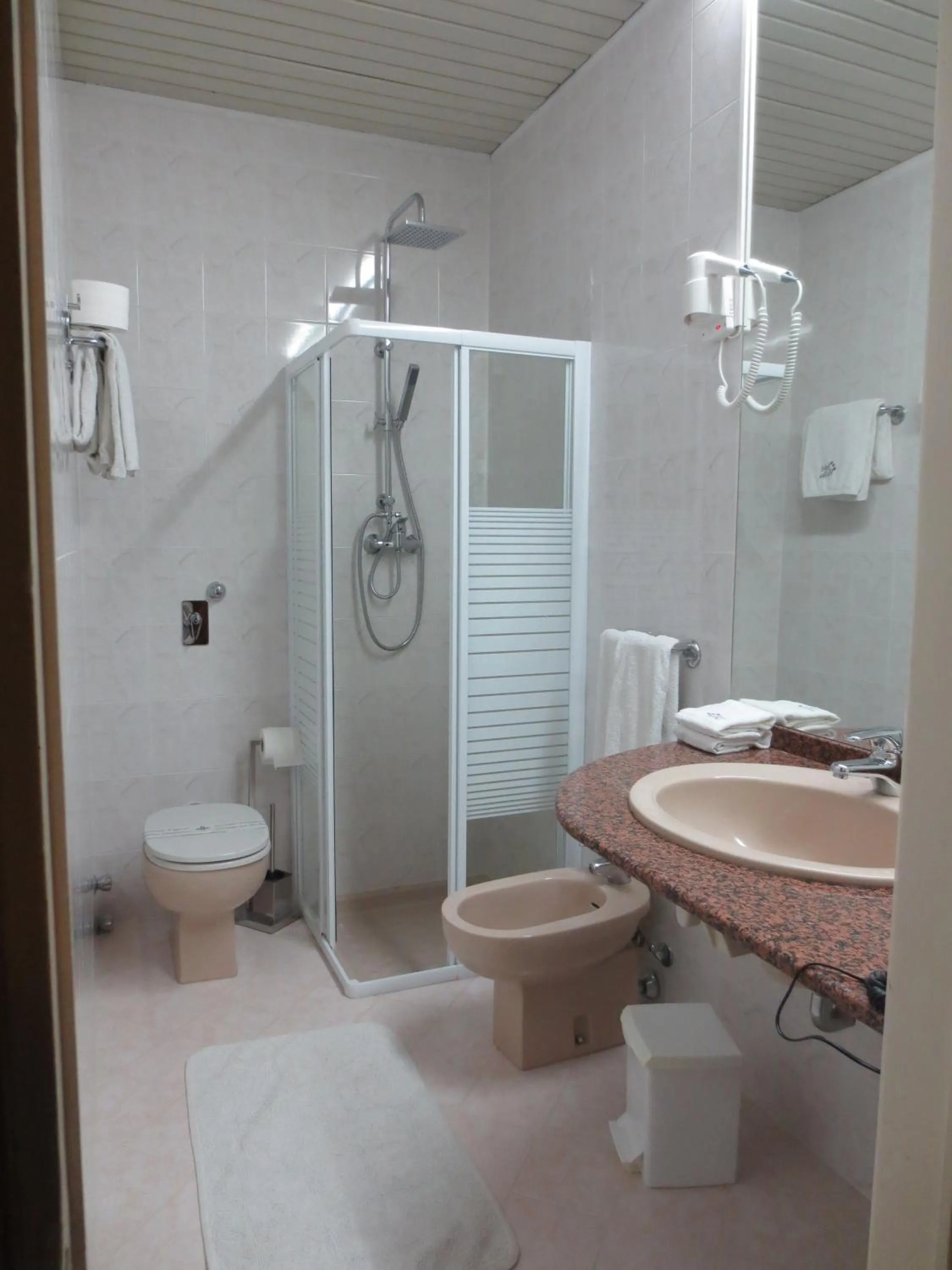 Bathroom in Hotel Italia City Center