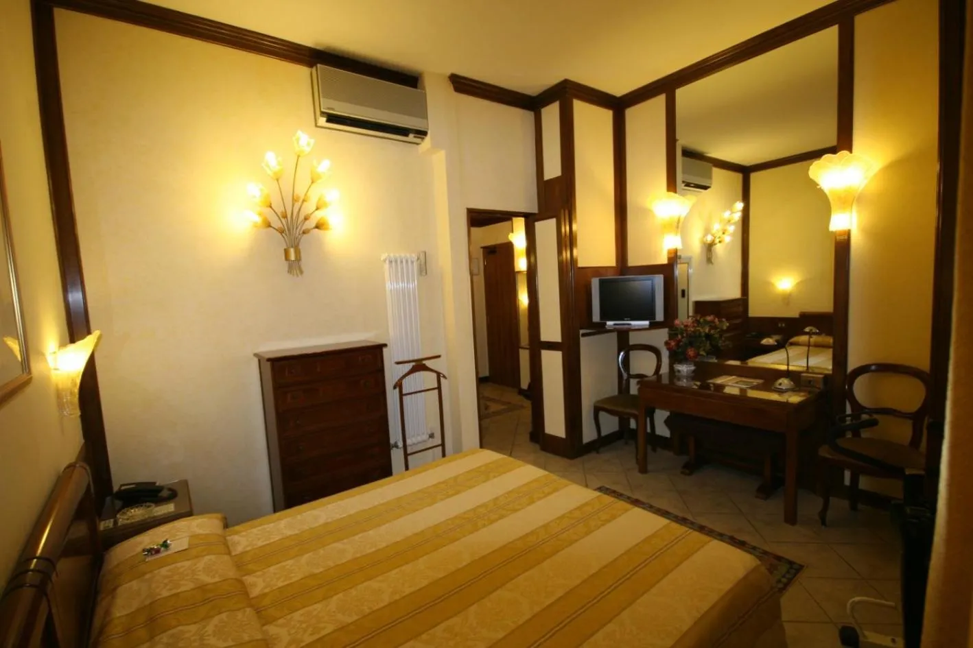 Bedroom, Bed in Hotel Italia City Center