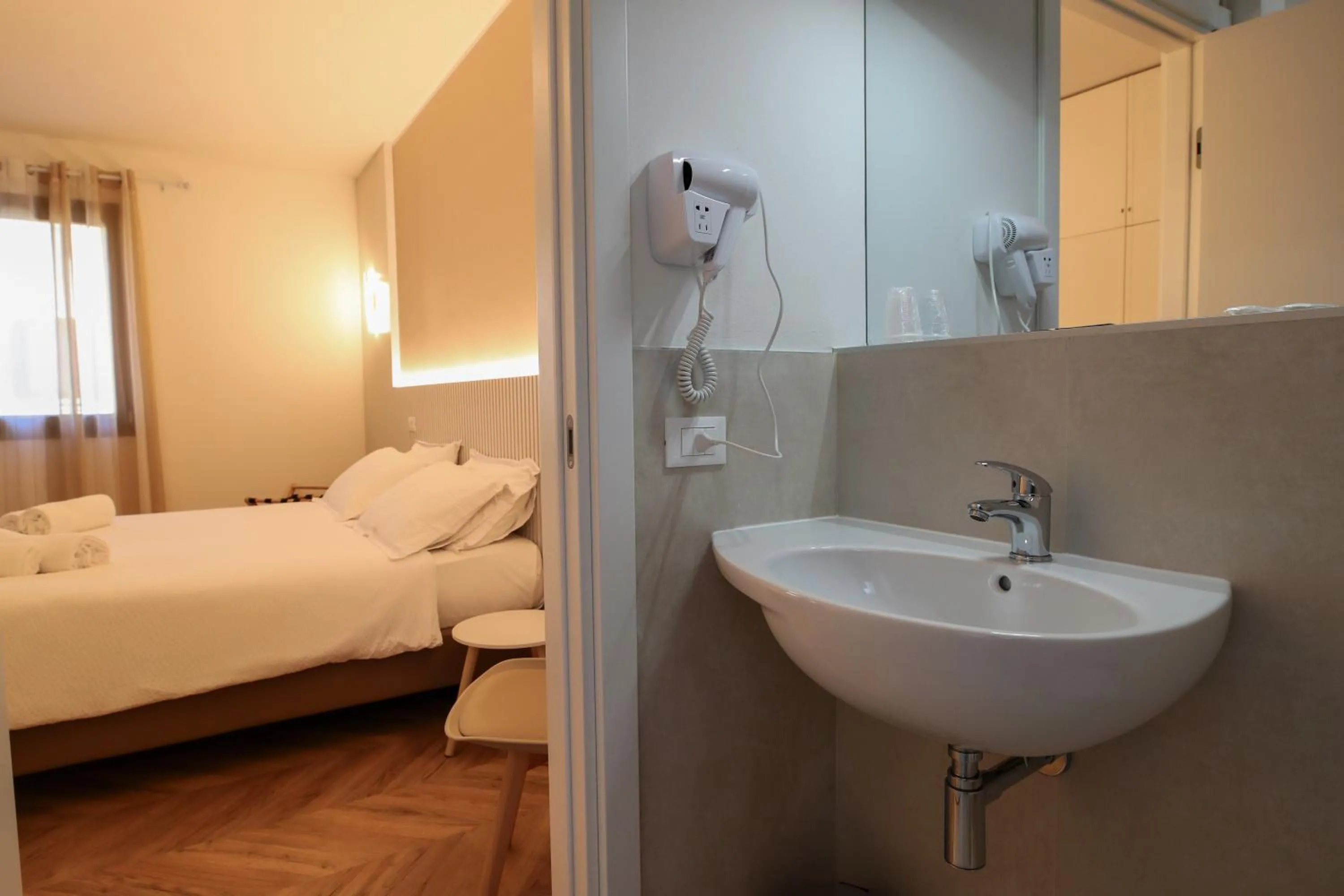 Bathroom, Bed in Hotel Al Posta