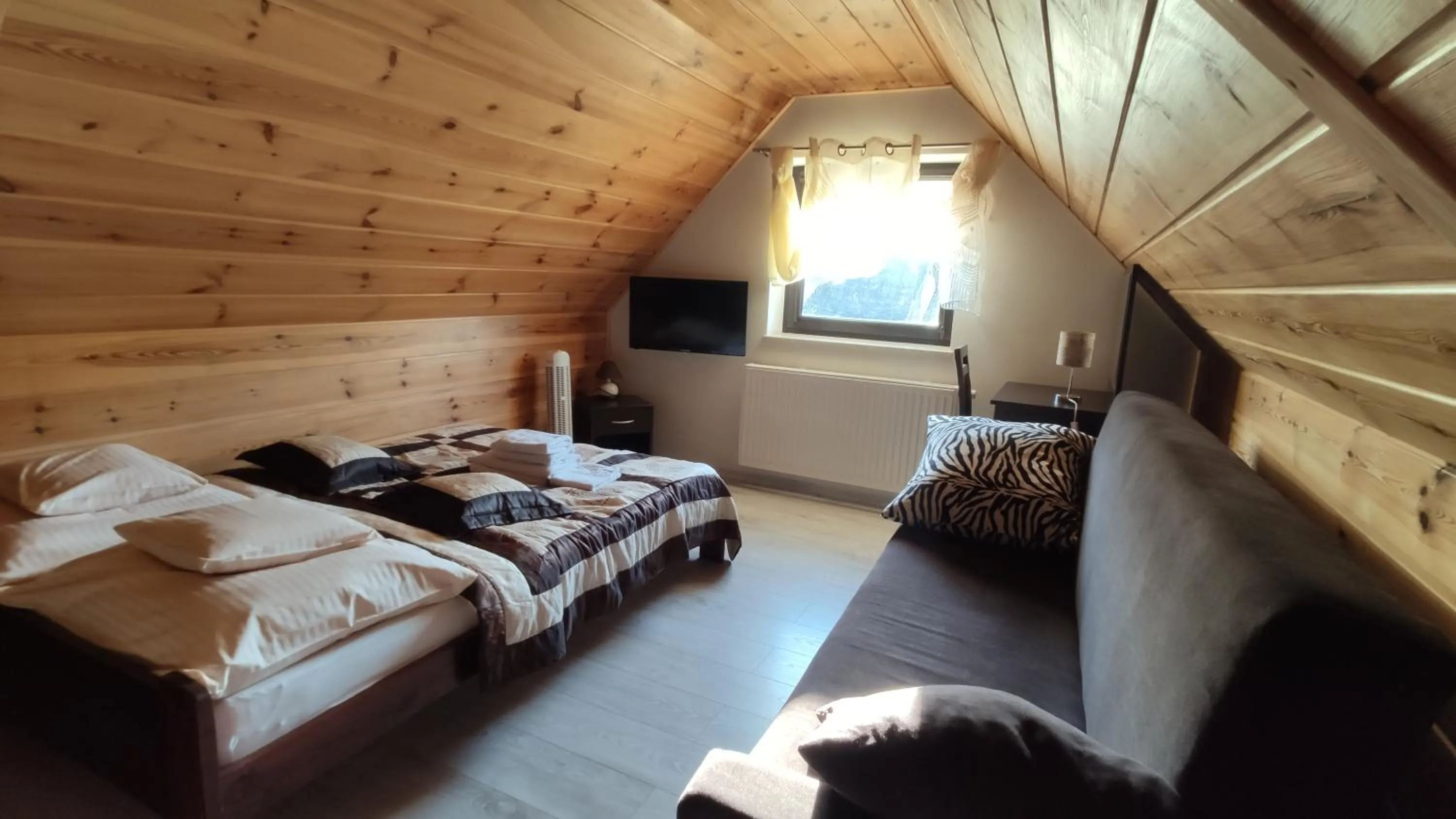 Photo of the whole room, Bed in Willa Amaretto