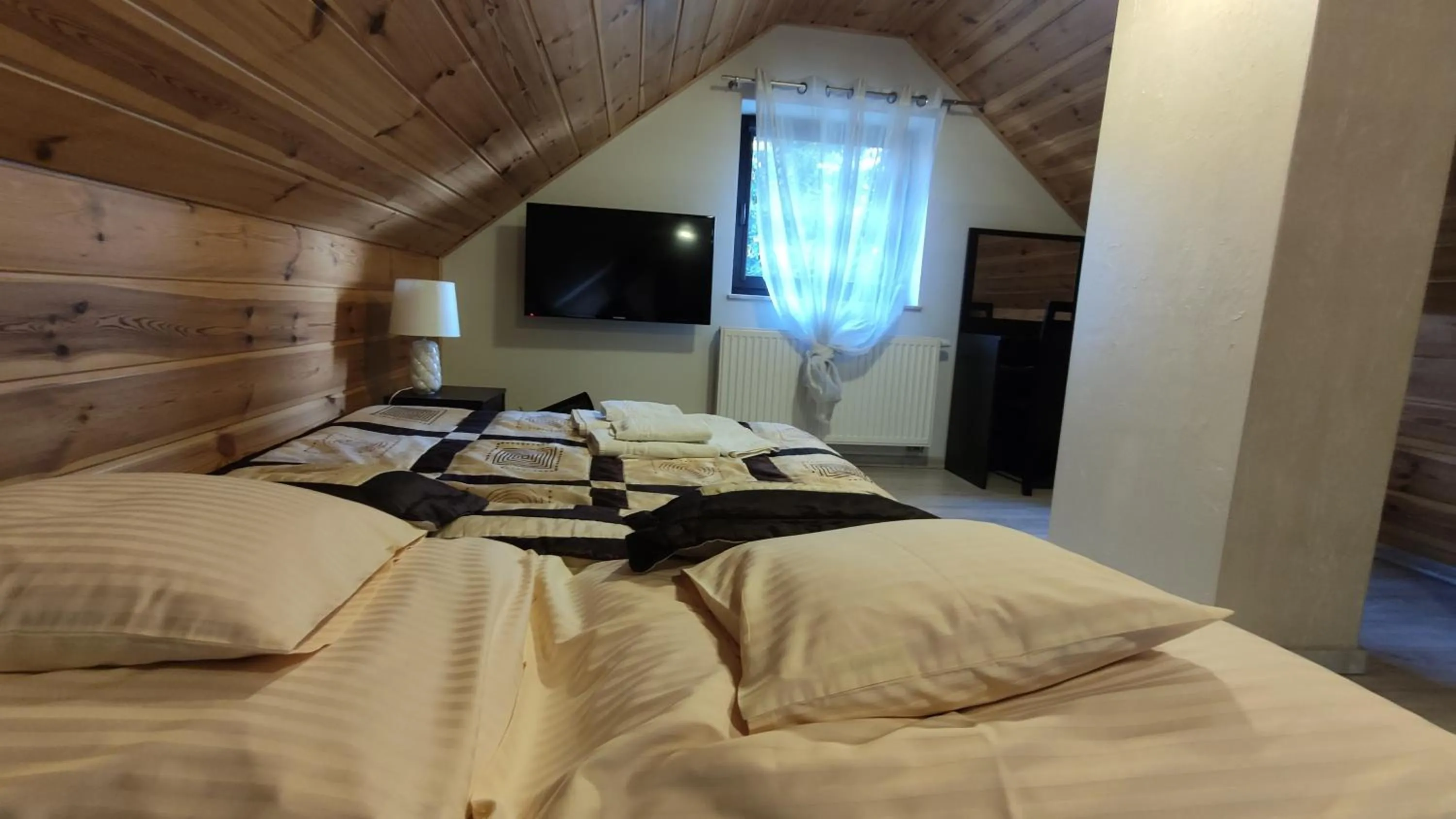 Photo of the whole room, Bed in Willa Amaretto