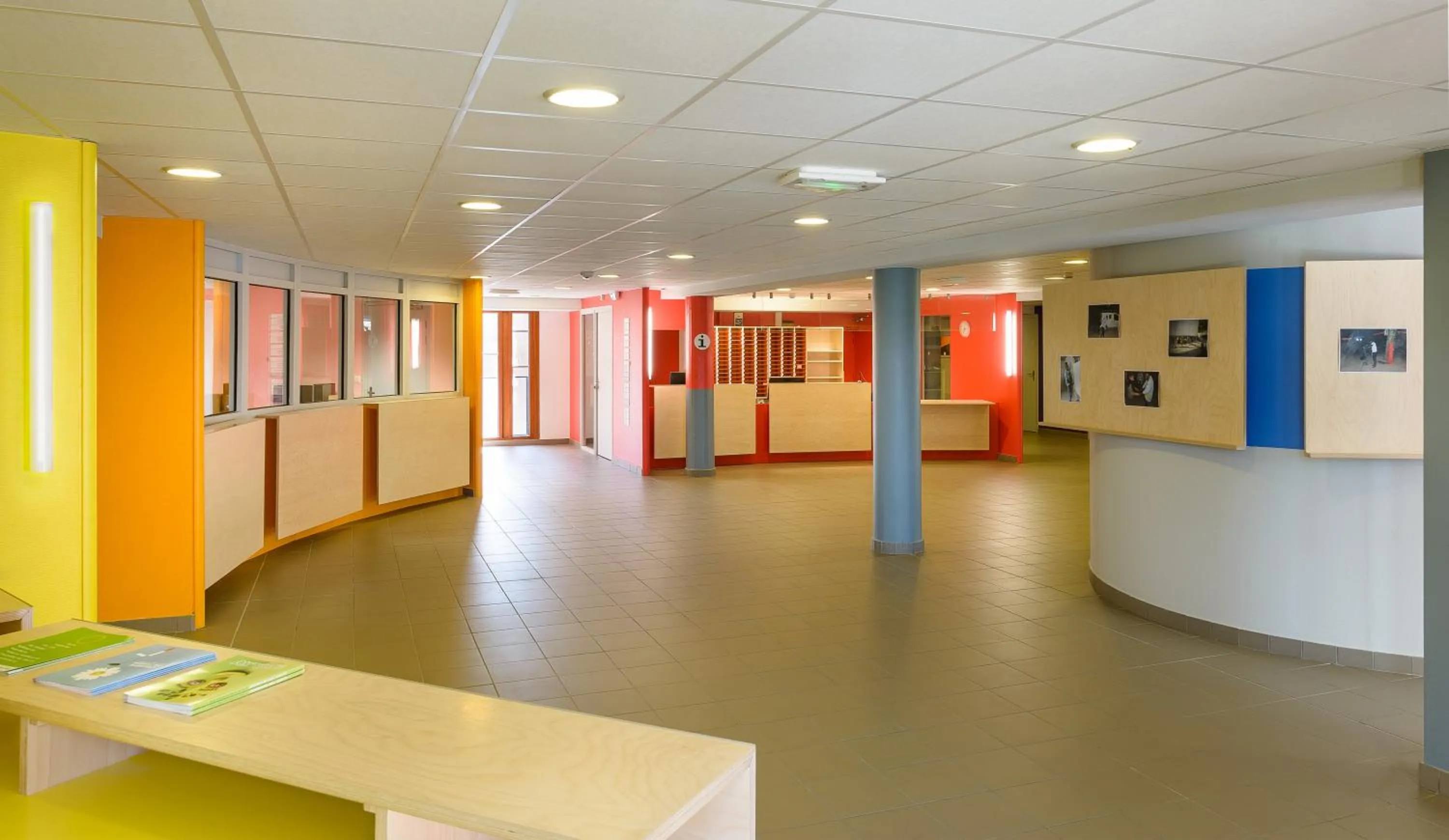 Lobby or reception in Centre International de Séjour André Wogenscky