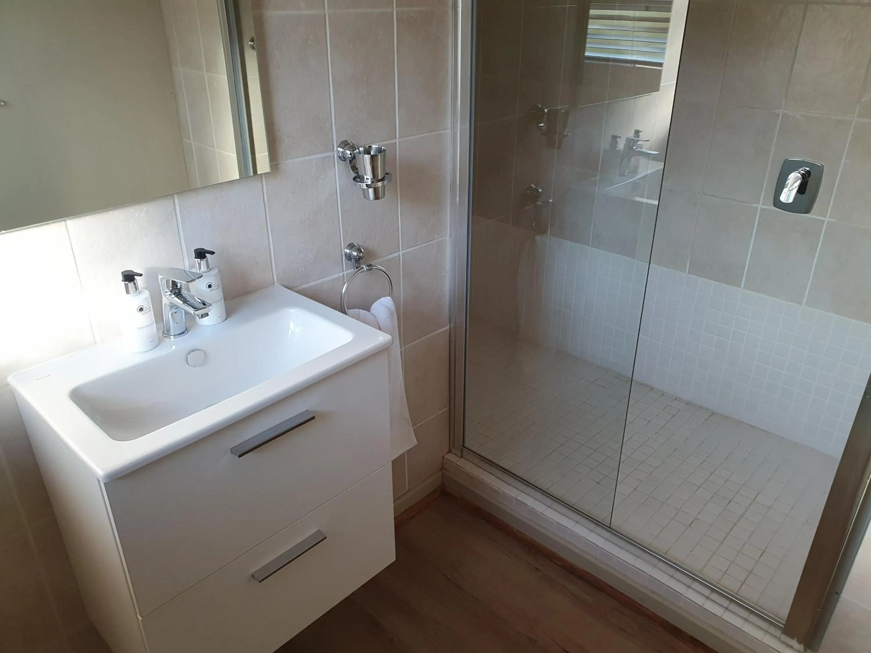 Shower in Bayswater Lodge